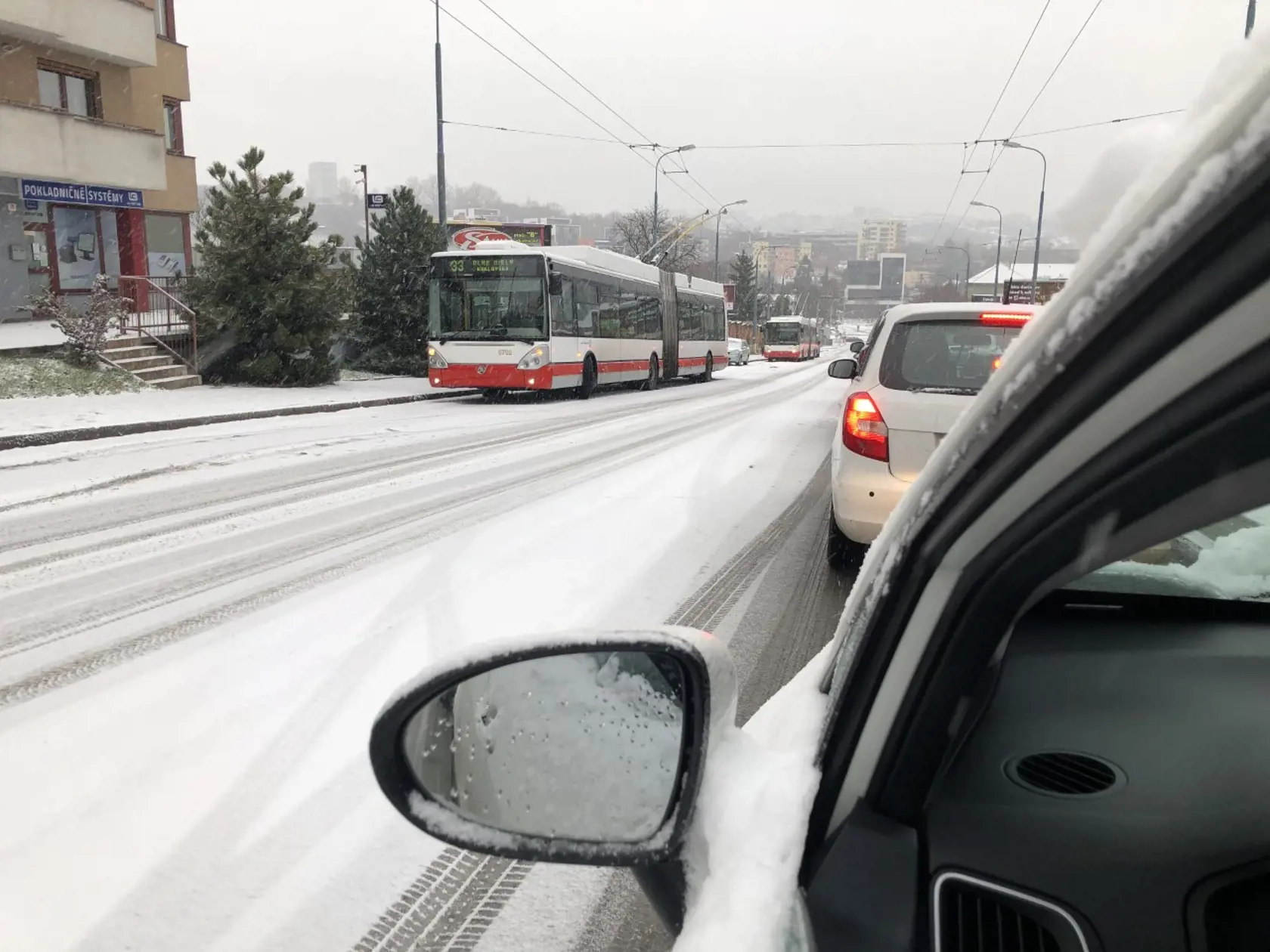Kolóny sa tvoria aj na Molecovej ulici smerom do centra. Autobusy na Dlhé diely neprmávajú.