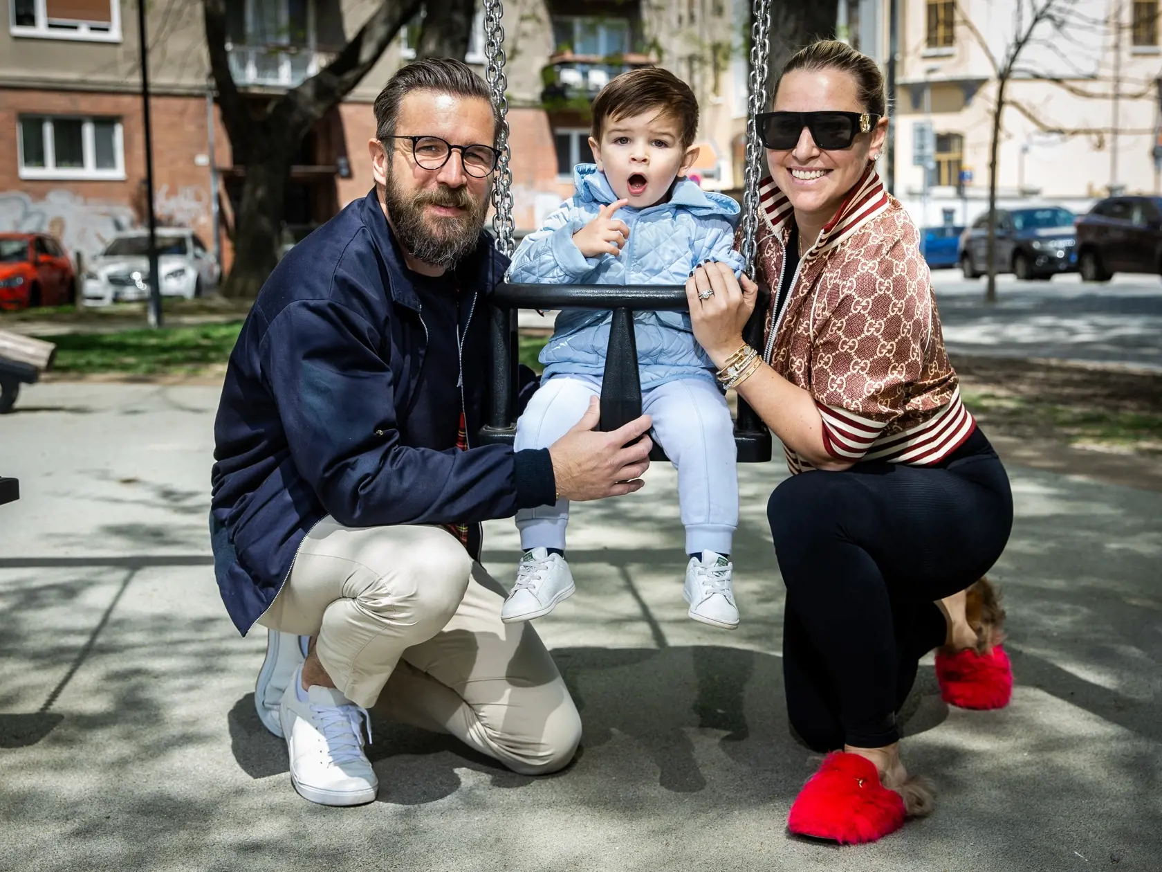Dominika Navara Cibulková a Michal Navara pri prechádzke Bratislavou s ich synom.