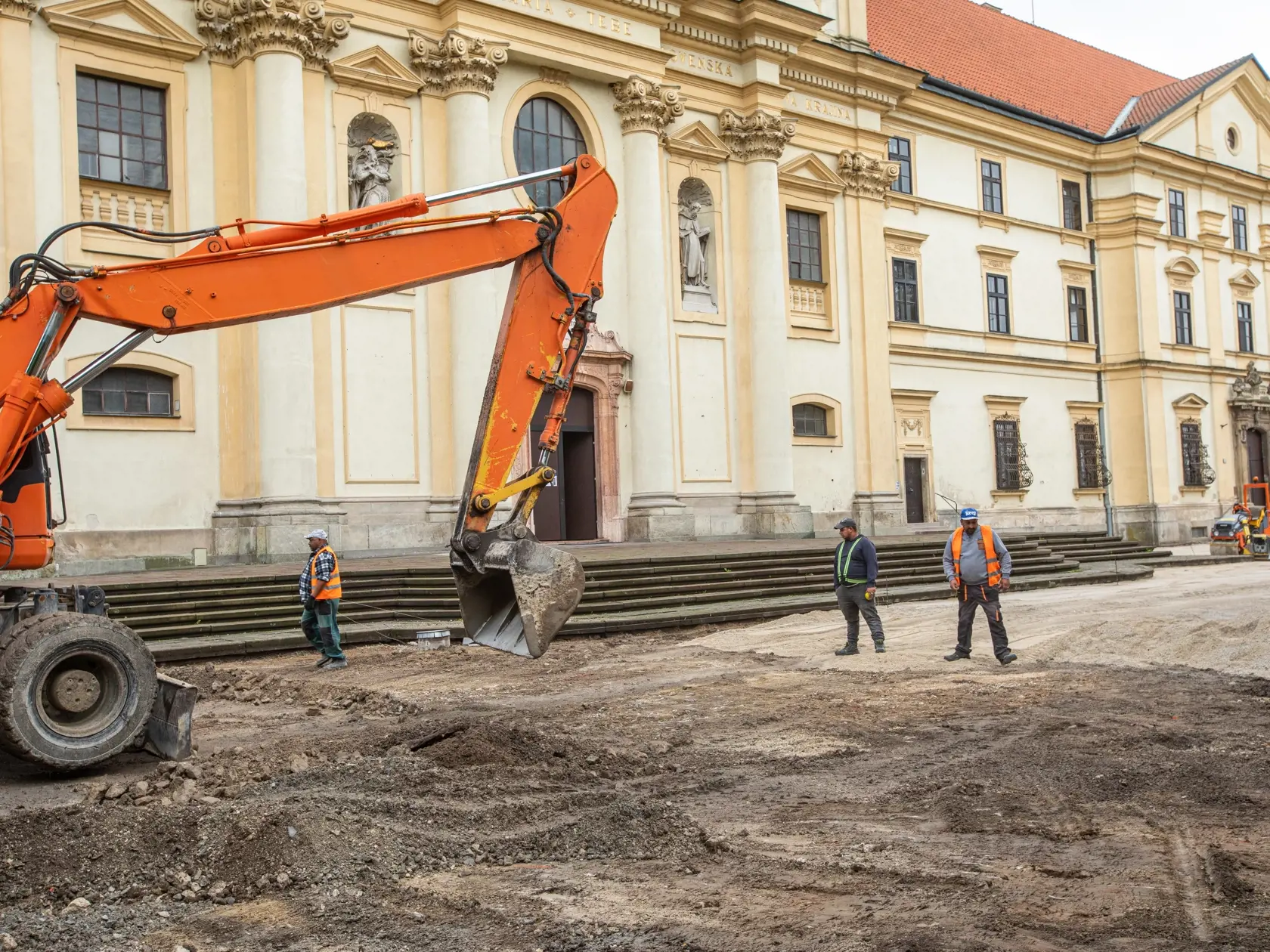 Na snímke je mesto Šaštín-Sráže ktoré sa pripravuje na návštevu pápeža Františka. V týchto dňoch dokončujú rekonštrukciu ciest a chodníkov, najmä v okolí Baziliky Sedembolestnej Panny Márie. Svätá omša bude 15. septembra na otvorenom priestranstve pri Národnej svätyni v Šaštíne.