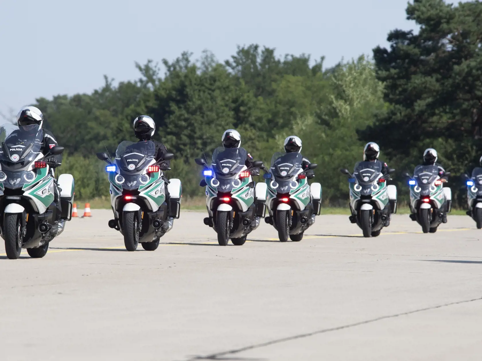 Na snímke nové motocykle Úradu pre ochranu ústavných činiteľov a diplomatických misií Ministerstva vnútra (MV) SR predvádzajú v priestoroch leteckej základne Malacky-Kuchyňa v stredu 11. augusta 2021. Motorky sa podľa ministra vnútra Romana Mikulca (OĽaNO) prvýkrát využijú počas septembrovej návštevy pápeža Františka na Slovensku.
