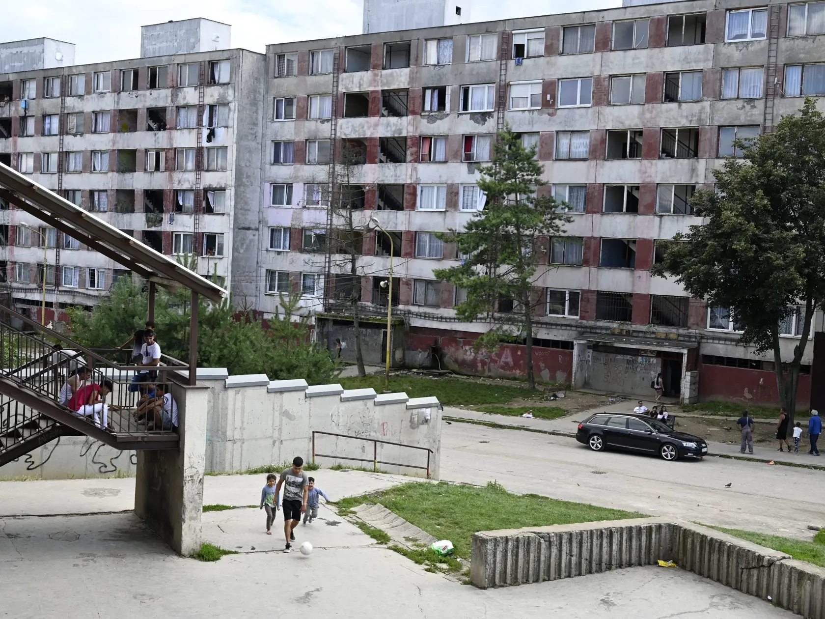 Na rómskom sídlisku Luník IX v Košiciach je v týchto dňoch čulý pracovný ruch. Dôvodom je  septembrová návšteva pápeža Františka. Na snímke sídlisko Luník IX v Košiciach 20. augusta 2021.