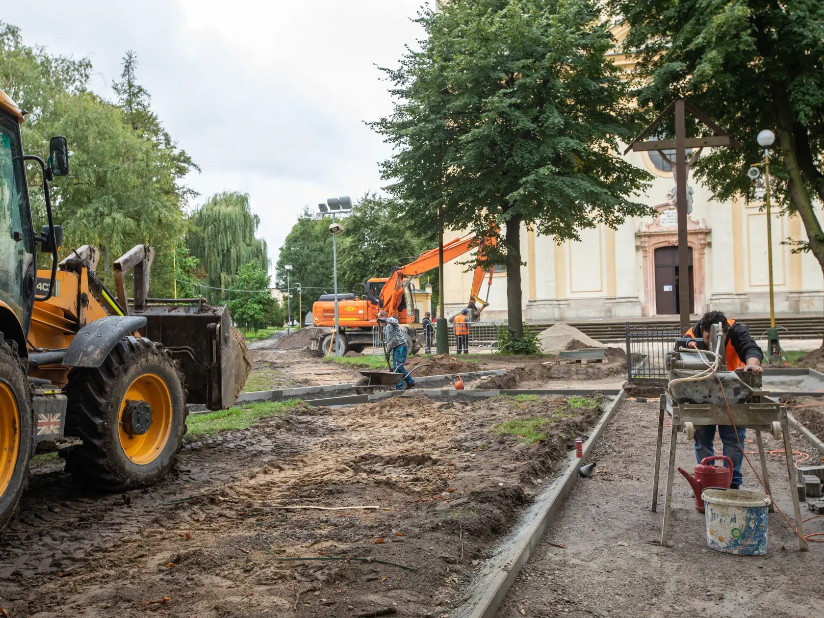 Na snímke je mesto Šaštín-Sráže ktoré sa pripravuje na návštevu pápeža Františka. V týchto dňoch dokončujú rekonštrukciu ciest a chodníkov, najmä v okolí Baziliky Sedembolestnej Panny Márie. Svätá omša bude 15. septembra na otvorenom priestranstve pri Národnej svätyni v Šaštíne.