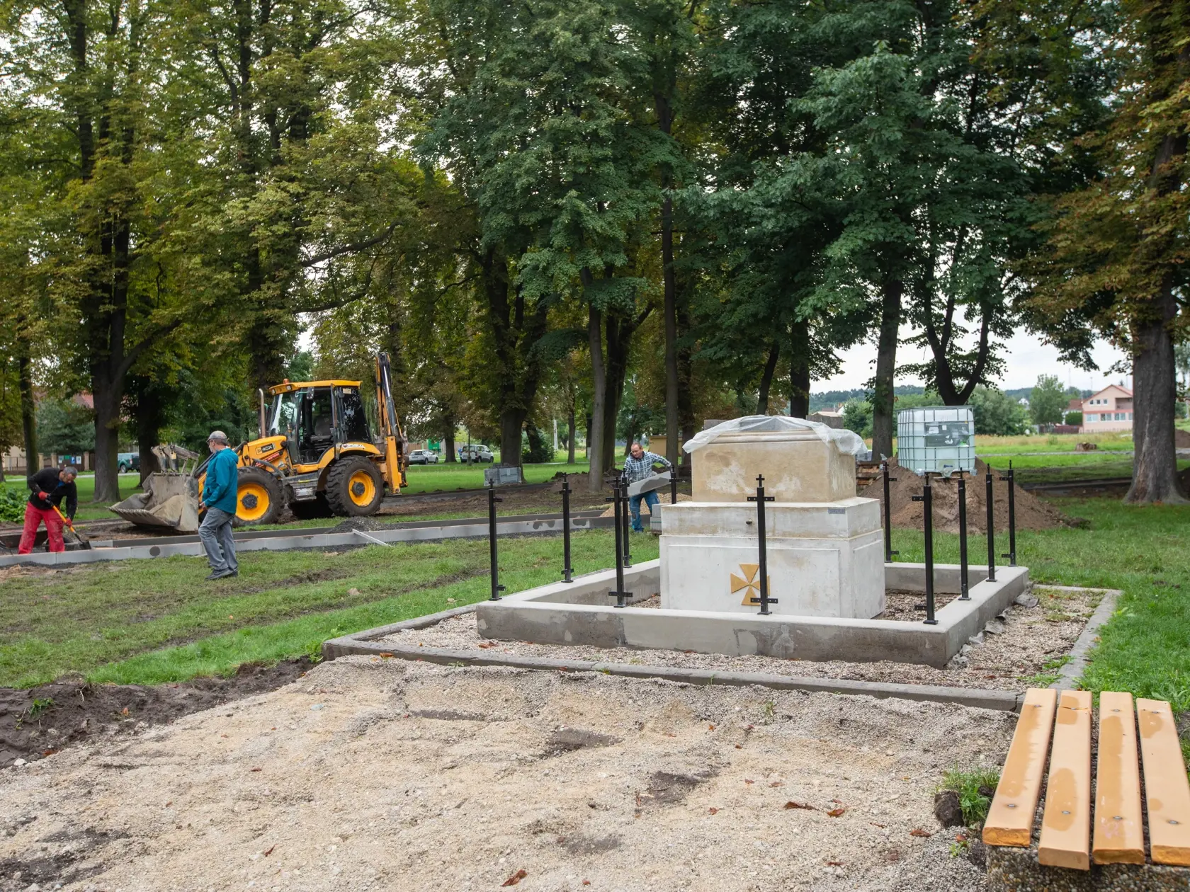 Na snímke je mesto Šaštín-Sráže ktoré sa pripravuje na návštevu pápeža Františka. V týchto dňoch dokončujú rekonštrukciu ciest a chodníkov, najmä v okolí Baziliky Sedembolestnej Panny Márie. Svätá omša bude 15. septembra na otvorenom priestranstve pri Národnej svätyni v Šaštíne.