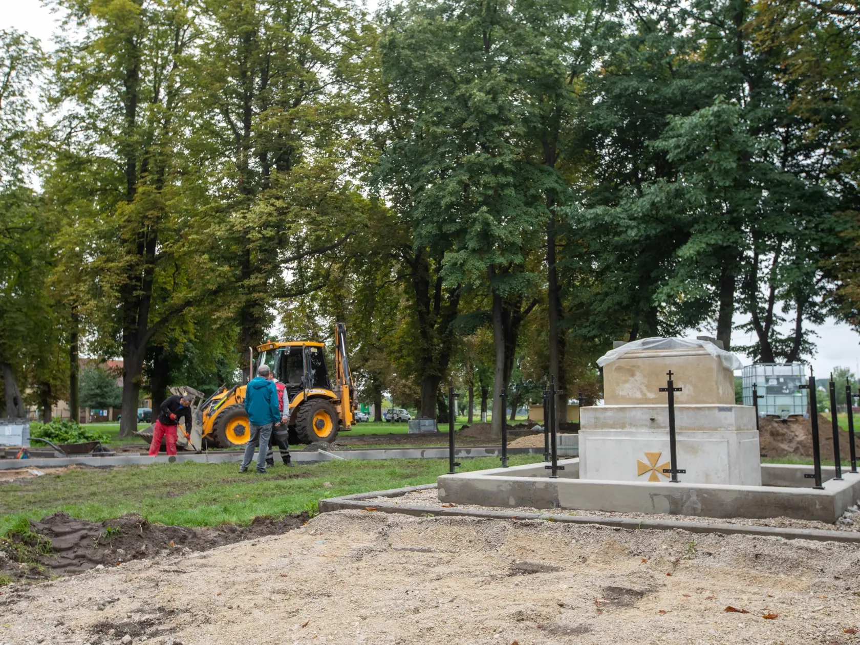Na snímke je mesto Šaštín-Sráže ktoré sa pripravuje na návštevu pápeža Františka. V týchto dňoch dokončujú rekonštrukciu ciest a chodníkov, najmä v okolí Baziliky Sedembolestnej Panny Márie. Svätá omša bude 15. septembra na otvorenom priestranstve pri Národnej svätyni v Šaštíne.