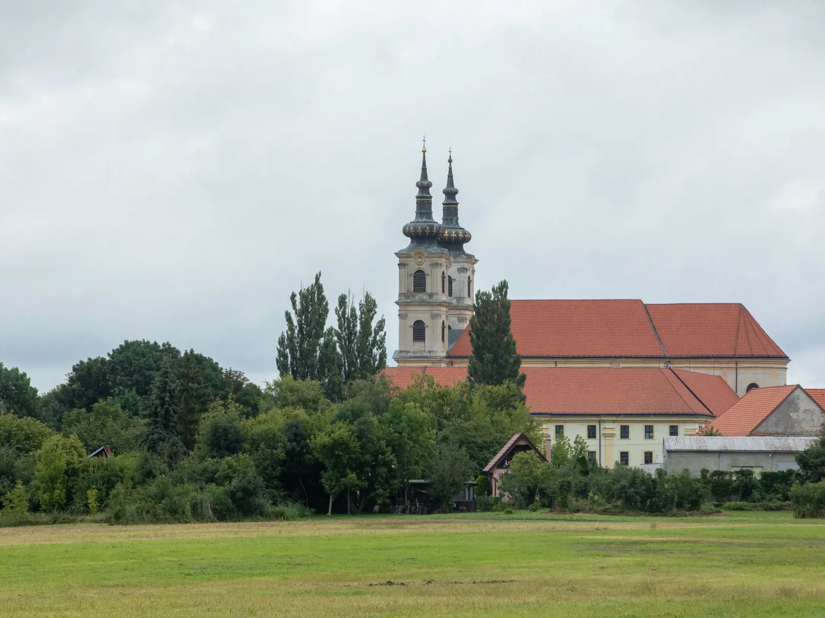 Na snímke je mesto Šaštín-Sráže ktoré sa pripravuje na návštevu pápeža Františka. V týchto dňoch dokončujú rekonštrukciu ciest a chodníkov, najmä v okolí Baziliky Sedembolestnej Panny Márie. Svätá omša bude 15. septembra na otvorenom priestranstve pri Národnej svätyni v Šaštíne.