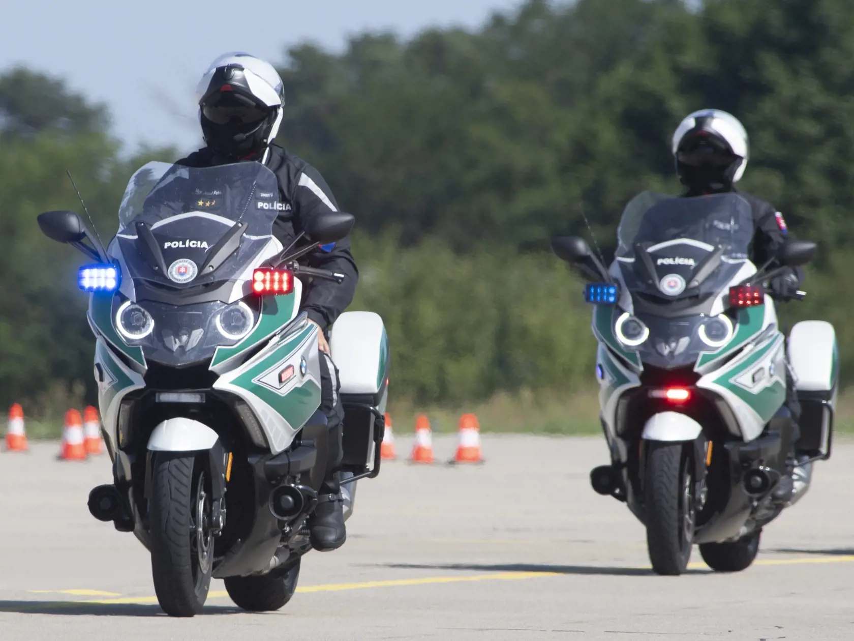Na snímke nové motocykle Úradu pre ochranu ústavných činiteľov a diplomatických misií Ministerstva vnútra (MV) SR predvádzajú v priestoroch leteckej základne Malacky-Kuchyňa v stredu 11. augusta 2021. Motorky sa podľa ministra vnútra Romana Mikulca (OĽaNO) prvýkrát využijú počas septembrovej návštevy pápeža Františka na Slovensku.
