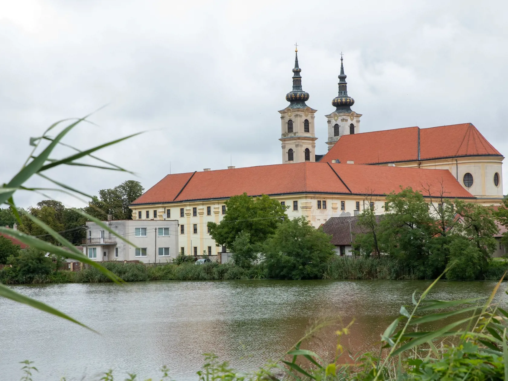Na snímke je mesto Šaštín-Sráže ktoré sa pripravuje na návštevu pápeža Františka. V týchto dňoch dokončujú rekonštrukciu ciest a chodníkov, najmä v okolí Baziliky Sedembolestnej Panny Márie. Svätá omša bude 15. septembra na otvorenom priestranstve pri Národnej svätyni v Šaštíne.