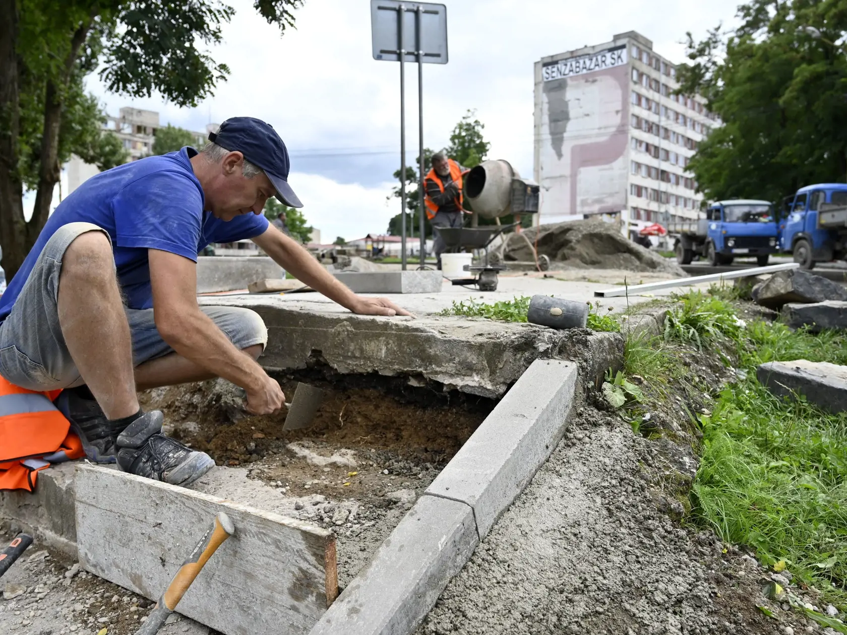 Na rómskom sídlisku Luník IX v Košiciach je v týchto dňoch čulý pracovný ruch. Dôvodom je  septembrová návšteva pápeža Františka. Na snímke oprava chodníkových schodov na sídlisku Luník IX v Košiciach 20. augusta 2021.