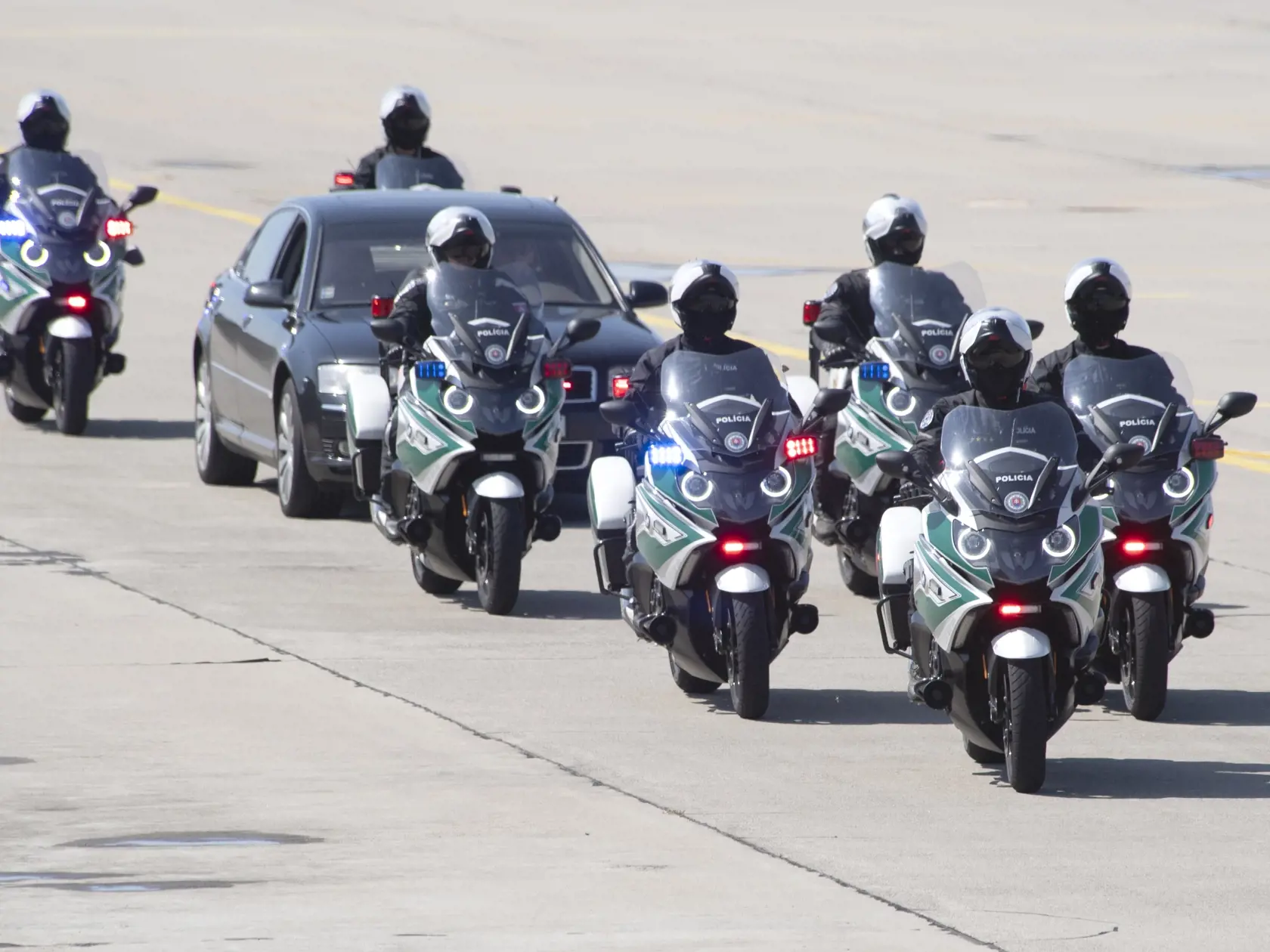 Na snímke nové motocykle Úradu pre ochranu ústavných činiteľov a diplomatických misií Ministerstva vnútra (MV) SR predvádzajú v priestoroch leteckej základne Malacky-Kuchyňa v stredu 11. augusta 2021. Motorky sa podľa ministra vnútra Romana Mikulca (OĽaNO) prvýkrát využijú počas septembrovej návštevy pápeža Františka na Slovensku.