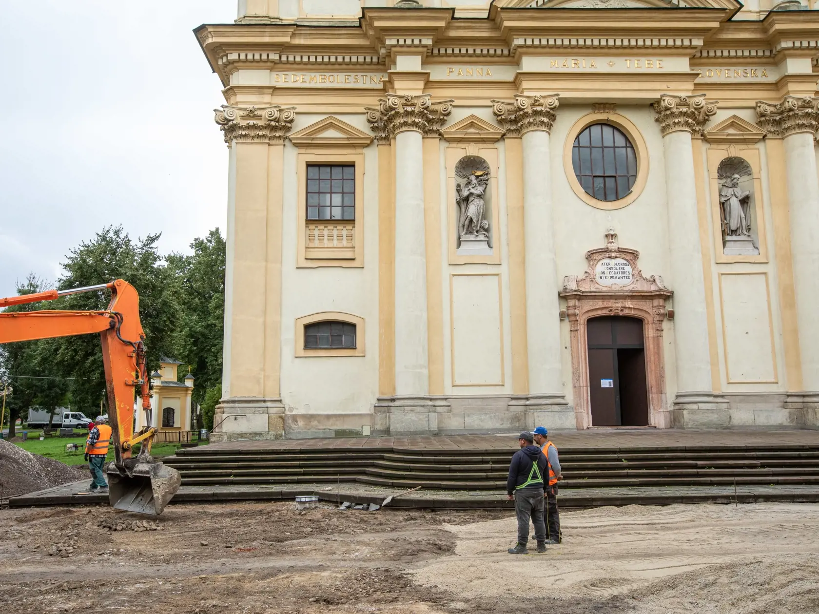Na snímke je mesto Šaštín-Sráže ktoré sa pripravuje na návštevu pápeža Františka. V týchto dňoch dokončujú rekonštrukciu ciest a chodníkov, najmä v okolí Baziliky Sedembolestnej Panny Márie. Svätá omša bude 15. septembra na otvorenom priestranstve pri Národnej svätyni v Šaštíne.