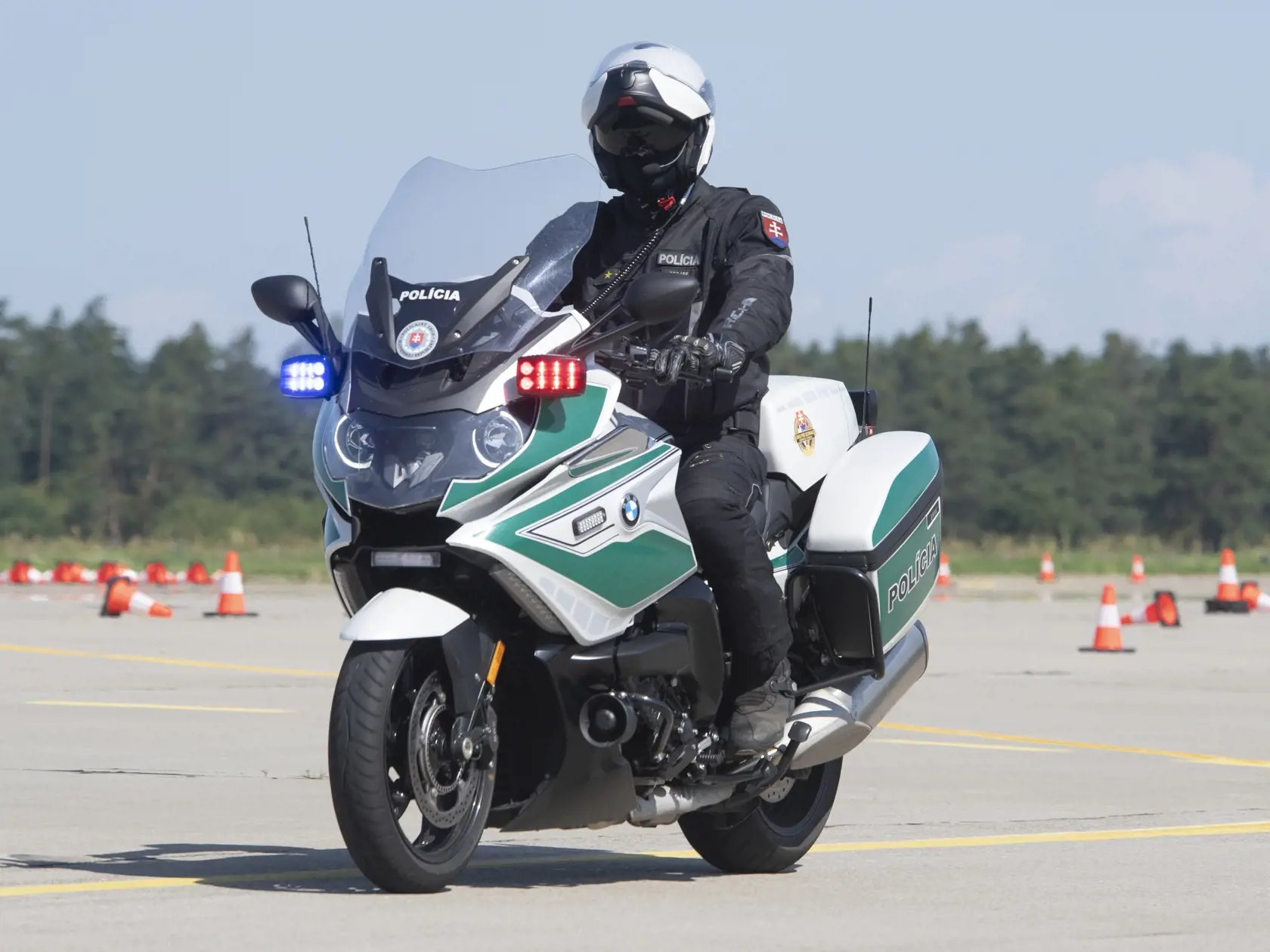 Na snímke nový motocykel Úradu pre ochranu ústavných činiteľov a diplomatických misií Ministerstva vnútra (MV) SR predvádzajú v priestoroch leteckej základne Malacky-Kuchyňa v stredu 11. augusta 2021. Minister vnútra Roman Mikulec (OĽANO) odovzdal v stredu 22 nových motocyklov. Motorky sa podľa Mikulca prvýkrát využijú počas septembrovej návštevy pápeža Františka na Slovensku.