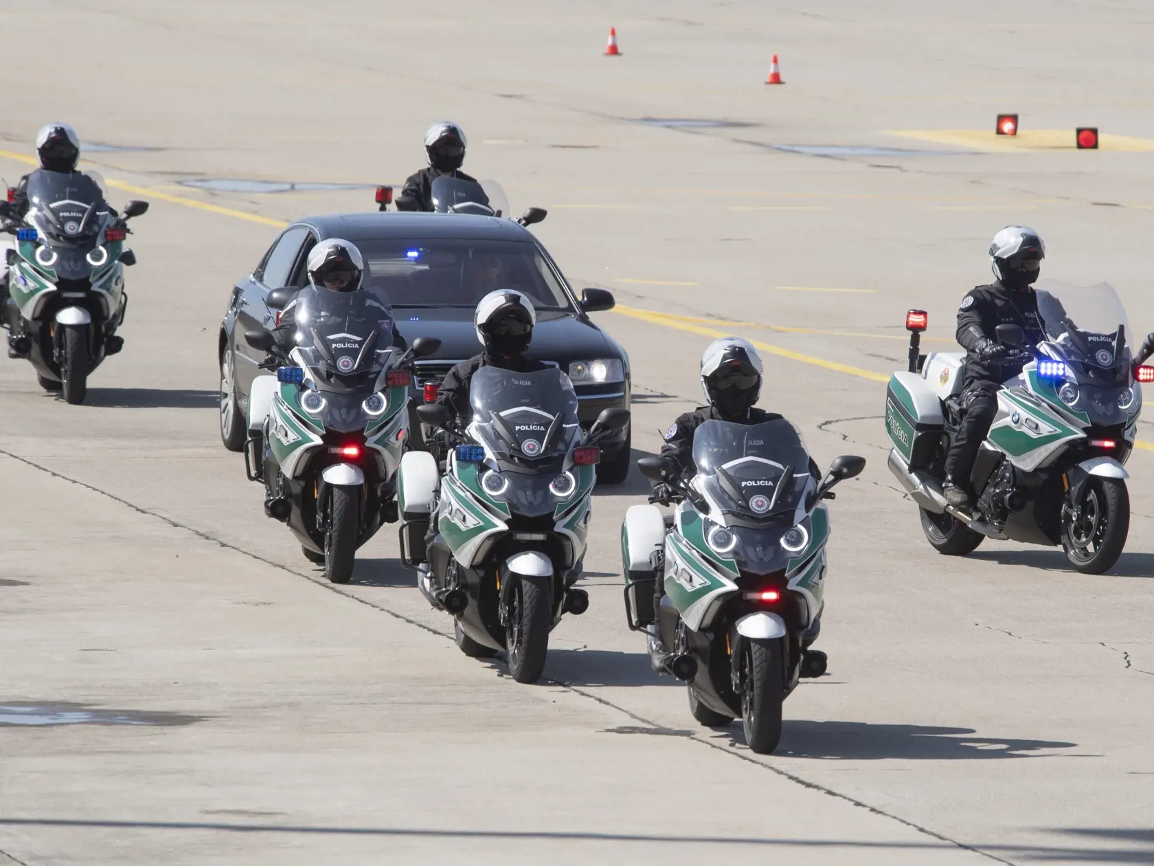 Na snímke nové motocykle Úradu pre ochranu ústavných činiteľov a diplomatických misií Ministerstva vnútra (MV) SR predvádzajú v priestoroch leteckej základne Malacky-Kuchyňa v stredu 11. augusta 2021. Motorky sa podľa ministra vnútra Romana Mikulca (OĽaNO) prvýkrát využijú počas septembrovej návštevy pápeža Františka na Slovensku.