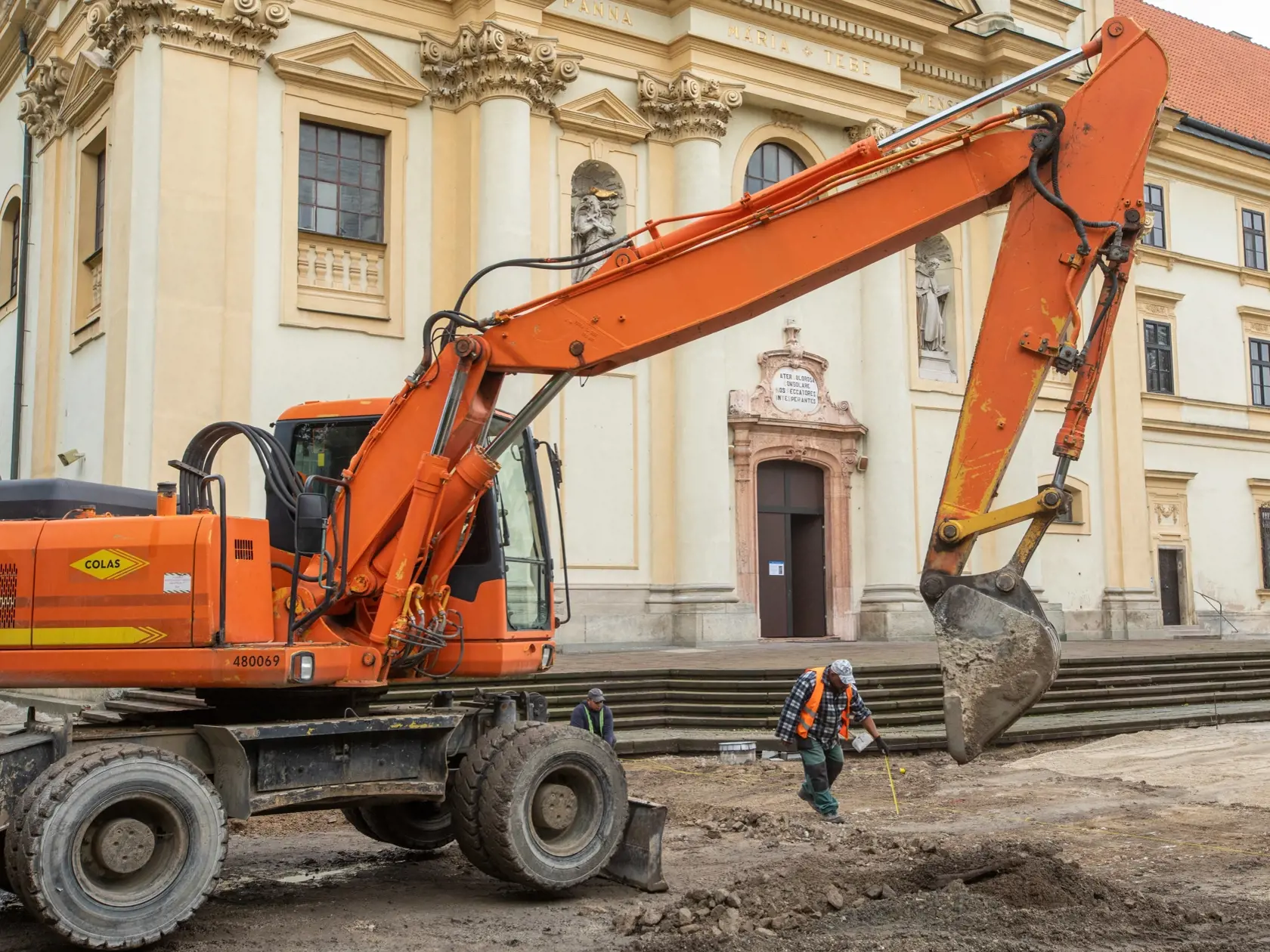 Na snímke je mesto Šaštín-Sráže ktoré sa pripravuje na návštevu pápeža Františka. V týchto dňoch dokončujú rekonštrukciu ciest a chodníkov, najmä v okolí Baziliky Sedembolestnej Panny Márie. Svätá omša bude 15. septembra na otvorenom priestranstve pri Národnej svätyni v Šaštíne.