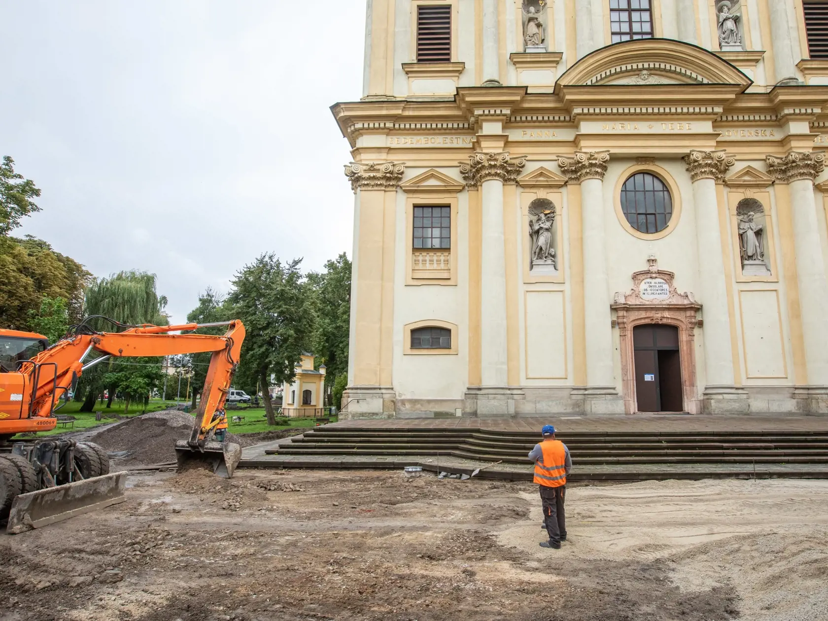 Na snímke je mesto Šaštín-Sráže ktoré sa pripravuje na návštevu pápeža Františka. V týchto dňoch dokončujú rekonštrukciu ciest a chodníkov, najmä v okolí Baziliky Sedembolestnej Panny Márie. Svätá omša bude 15. septembra na otvorenom priestranstve pri Národnej svätyni v Šaštíne.