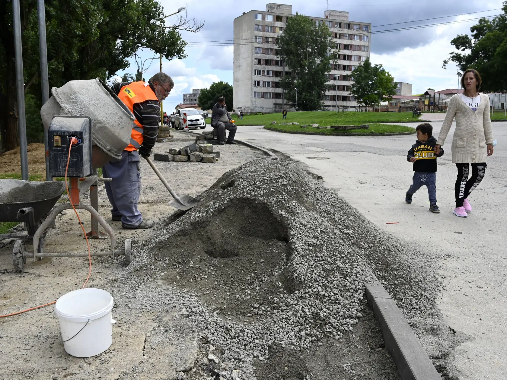 Na rómskom sídlisku Luník IX v Košiciach je v týchto dňoch čulý pracovný ruch. Dôvodom je  septembrová návšteva pápeža Františka. Na snímke oprava chodníkov a ciest na sídlisku Luník IX v Košiciach 20. augusta 2021.