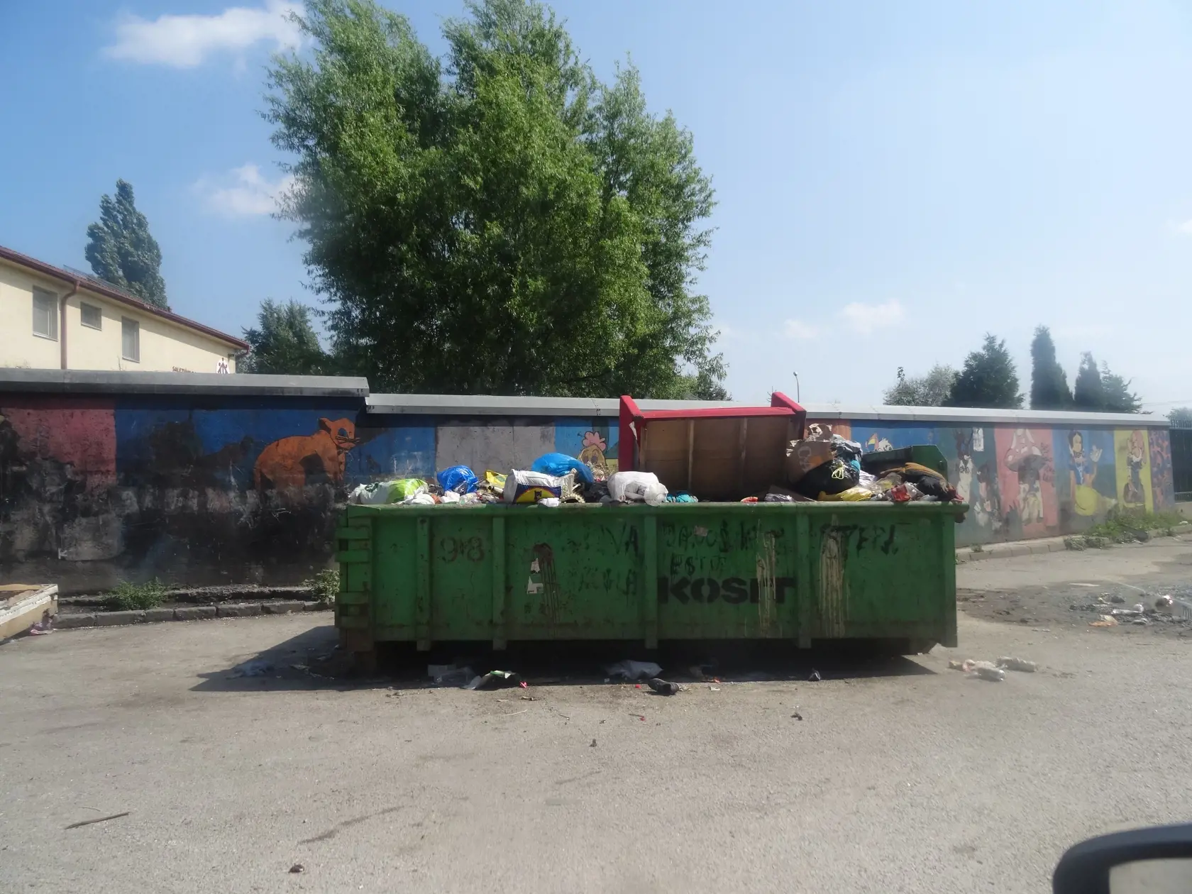 Na každom kroku boli preplnené kontajnery. Rómovia tam vynášali okrem odpadkov aj rozbitý nábytok.
