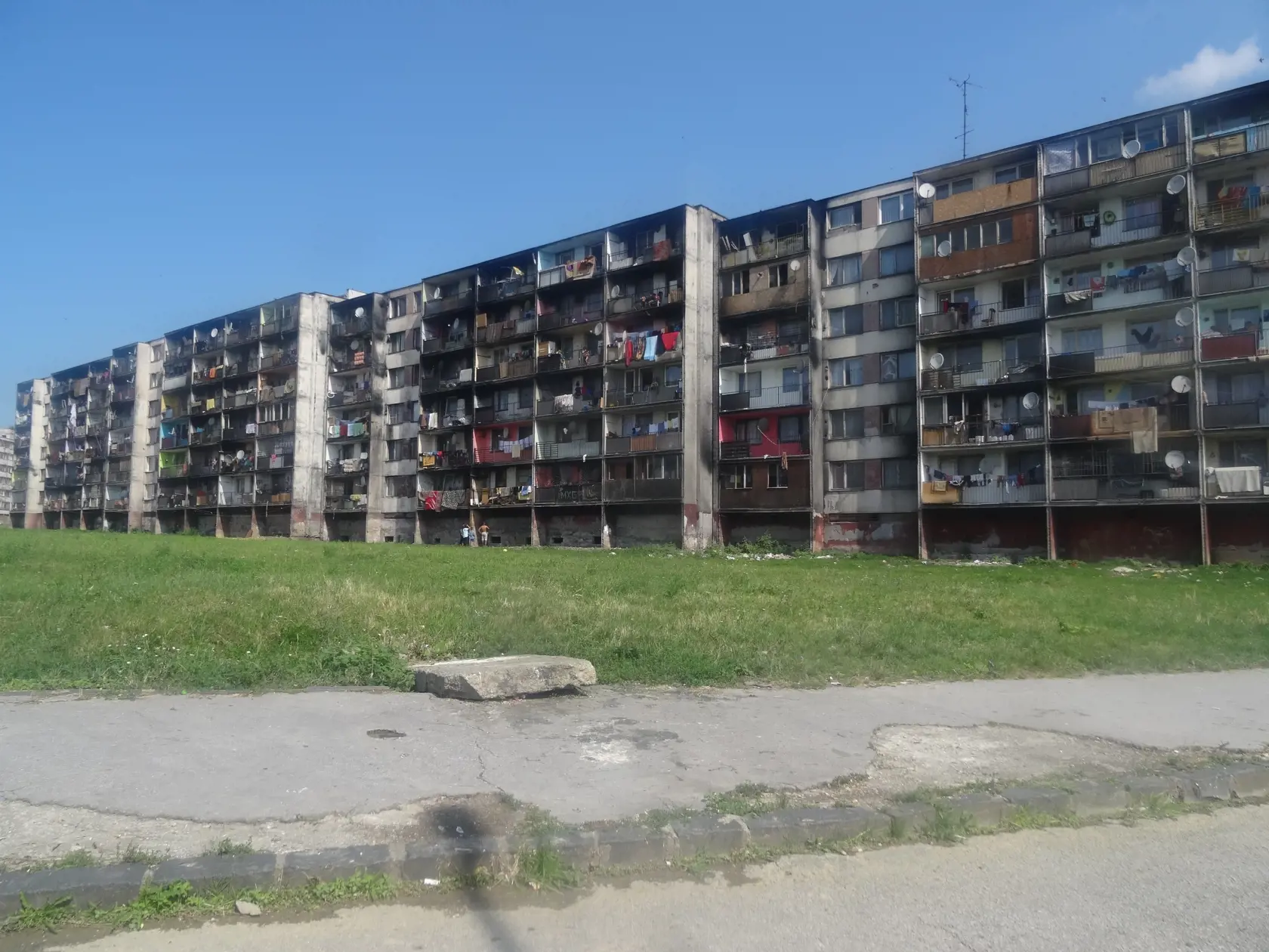Typický obraz Luníka IX balkóny preplnené kobercami.