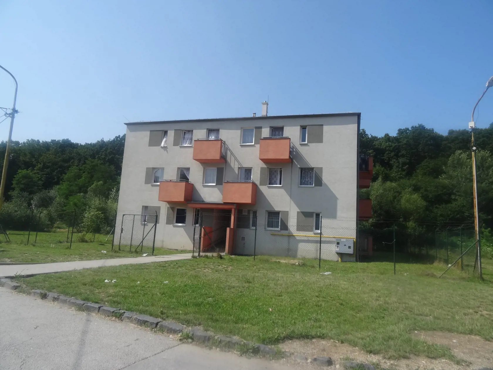 Jedinou pekne a príjemne pôsobiacou budovou je táto bytovka , kde bývajú nájomníci, ktorí splnili prísne kritéria výberu.