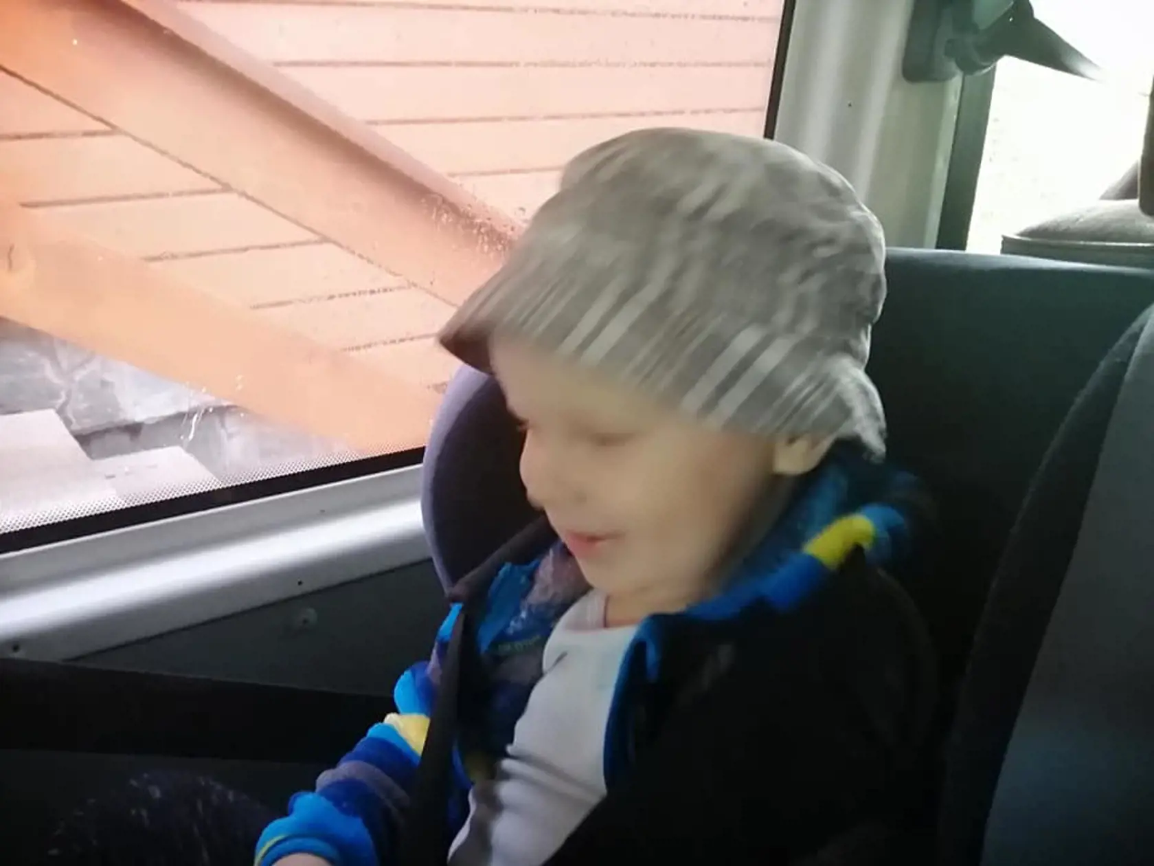 Zachránený Majko (2), syn nebohého Mariána Neupauera pred odchodom na výlet v dodávke.
