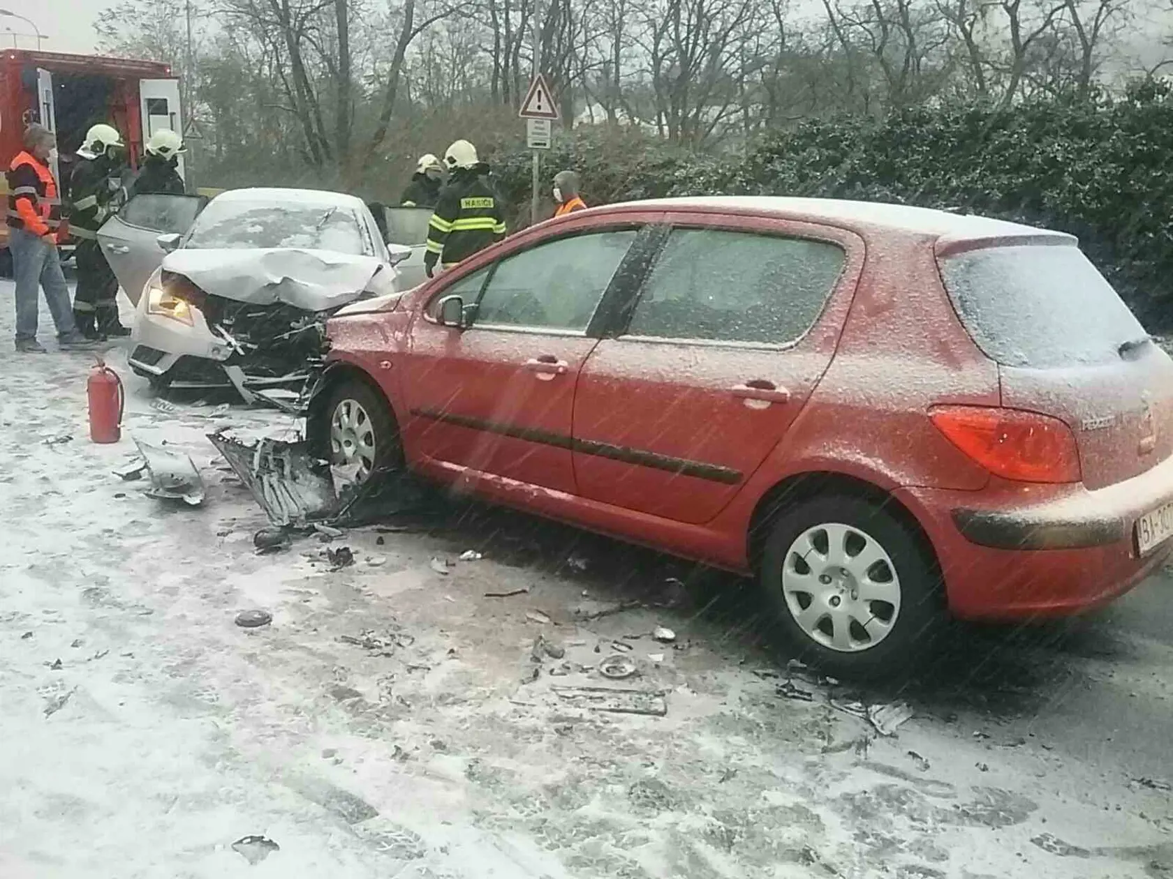 Hasiči aktuálne zasahujú pri dopravnej nehode, ktorá sa stala v Bratislave na Hodonínskej ulici v smere do Lamača. TASR o tom informovalo Operačné stredisko Hasičského a záchranného zboru (HaZZ) v Bratislave. Podľa ich slov došlo k zrážke dvoch motorových vozidiel. Na mieste zasahuje osem príslušníkov HaZZ a v spolupráci s posádkou Záchrannej zdravotnej služby poskytujú vodičom predlekársku prvú pomoc. Na vozidlách vykonávajú hasiči protipožiarne opatrenia. FOTO TASR - HaZZ v Bratislave, 3. dece