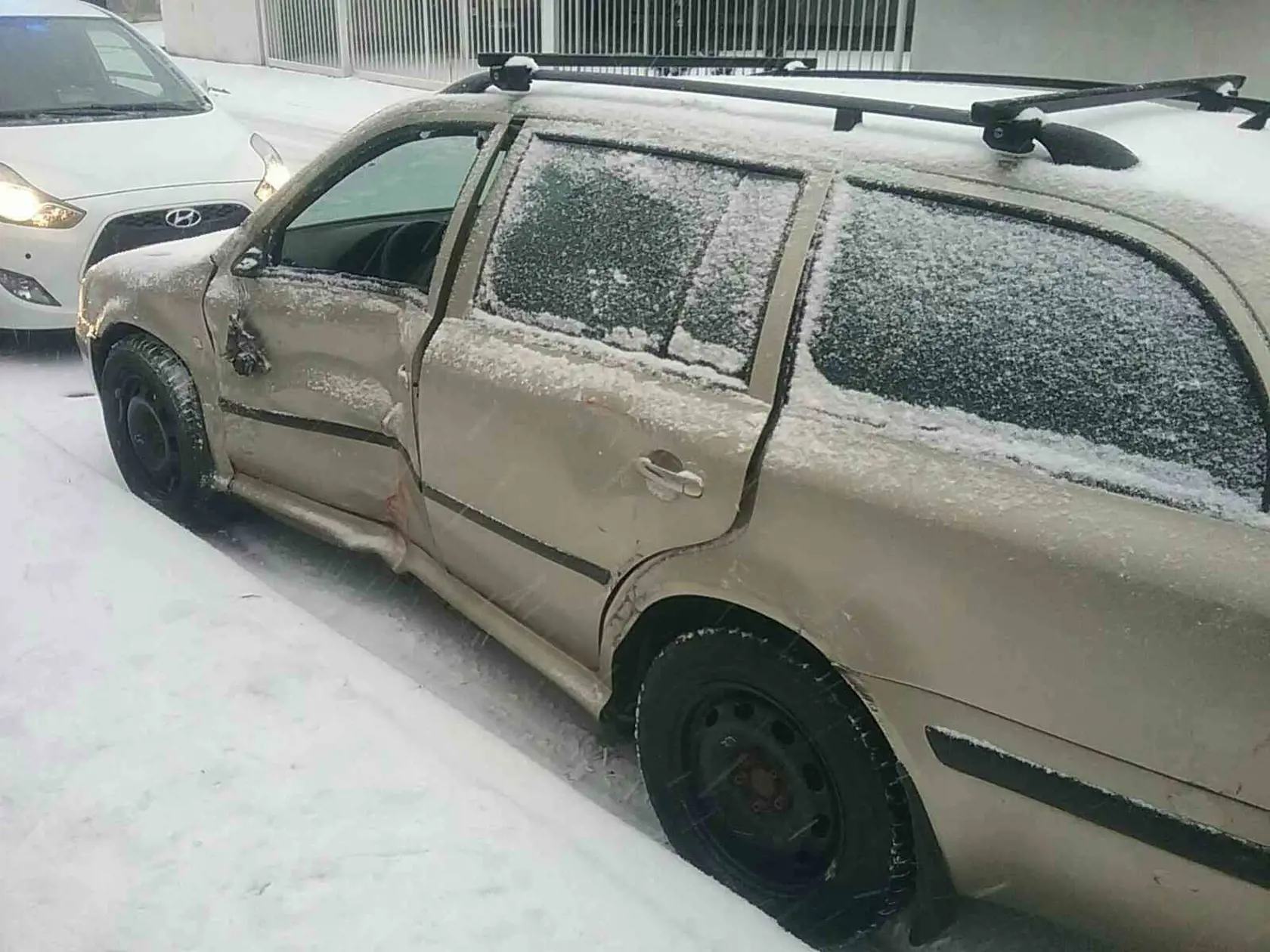 V Bratislave došlo k dopravnej nehode autobusu mestskej hromadnej dopravy a osobného motorového vozidla na križovatke ulíc Pod násypom a Rozálska. Aktuálne tam zasahujú hasiči. TASR o tom informovalo Operačné stredisko Hasičského a záchranného zboru (HaZZ) v Bratislave. Na mieste sa podľa hasičov nachádza aj posádka Záchrannej zdravotnej služby, ktorá jednej zranenej osobe z autobusu poskytuje prvú pomoc. Hasiči na vozidlách vykonávajú protipožiarne opatrenia. FOTO TASR - HaZZ v Bratislave, 3. d