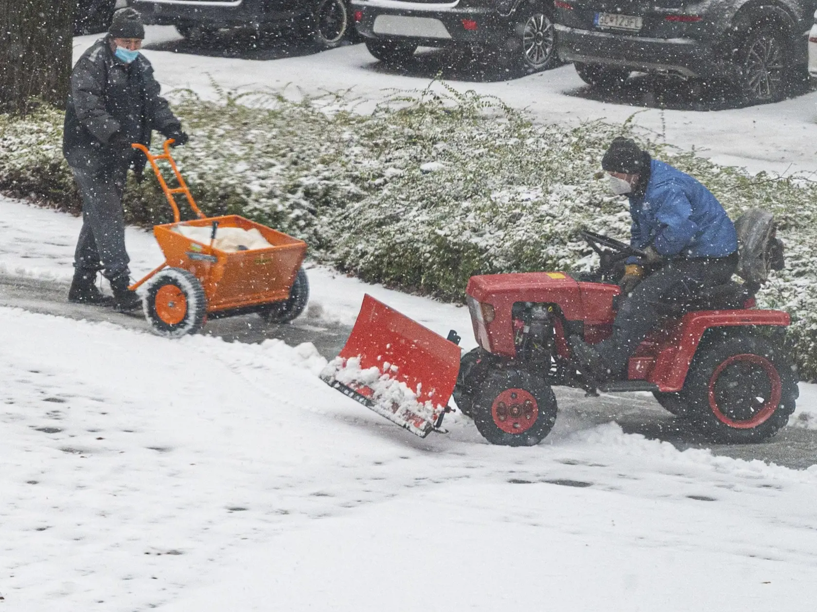 Muži odpratávajú sneh počas ranného sneženia v Bratislave 3. decembra 2020.  FOTO TASR - Michal Svítok