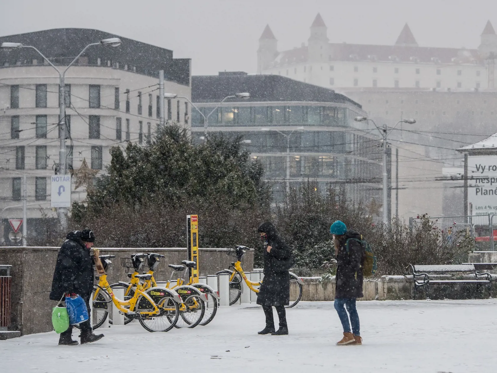 Na snímke husté sneženie v Bratislave v ranných hodinách 3. decembra 2020. FOTO TASR - Martin Baumann