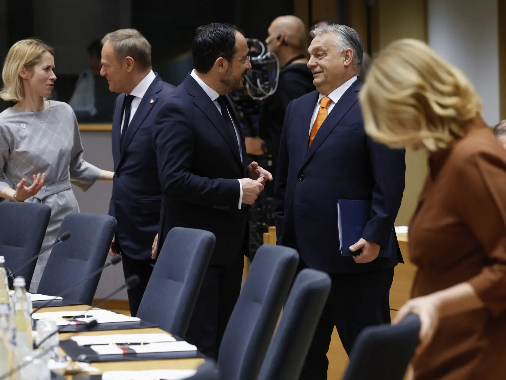 Zľava šéfka zahraničnej politiky EÚ Kaja Kallasová, poľský premiér Donald Tusk, cyperský prezident Nikos Christodulidis, maďarský premiér Viktor Orbán a lotyšská premiérka Evika Siliňová sa rozprávajú počas rokovania za okrúhlym stolom na mimoriadnom summite EÚ v sídle Európskej rady v Bruseli 6. marca 2025. 