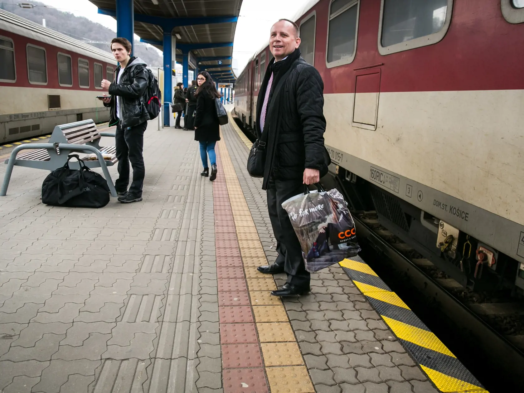 Cestujúci sa musia obrniť trpezlivosťou, vlaky budú meškať aj viac ako hodinu. 