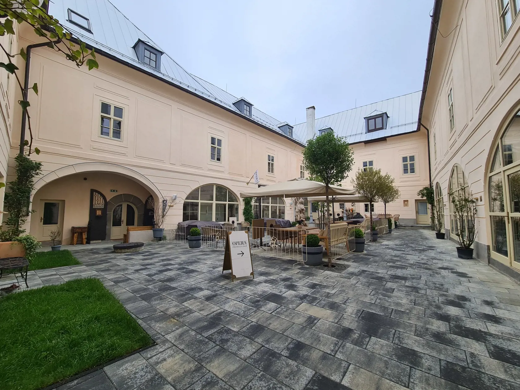 Zrekonštruovaný barokový palác v Banskej Štiavnici v ktorom má apartmán bývalý minister obrany Jaroslav Naď.