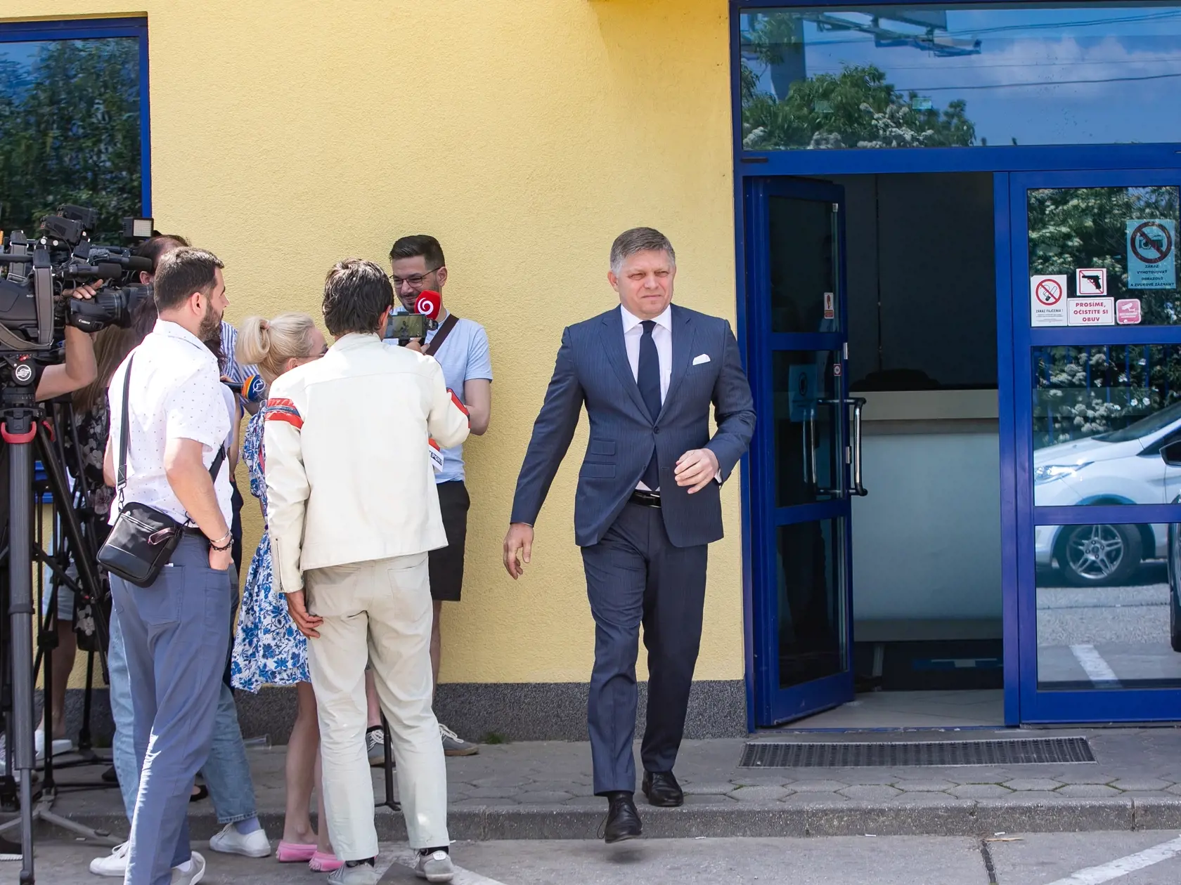 Foto po skončení politickej relácie v televízii TA3. Na fotke je Robert Fico.