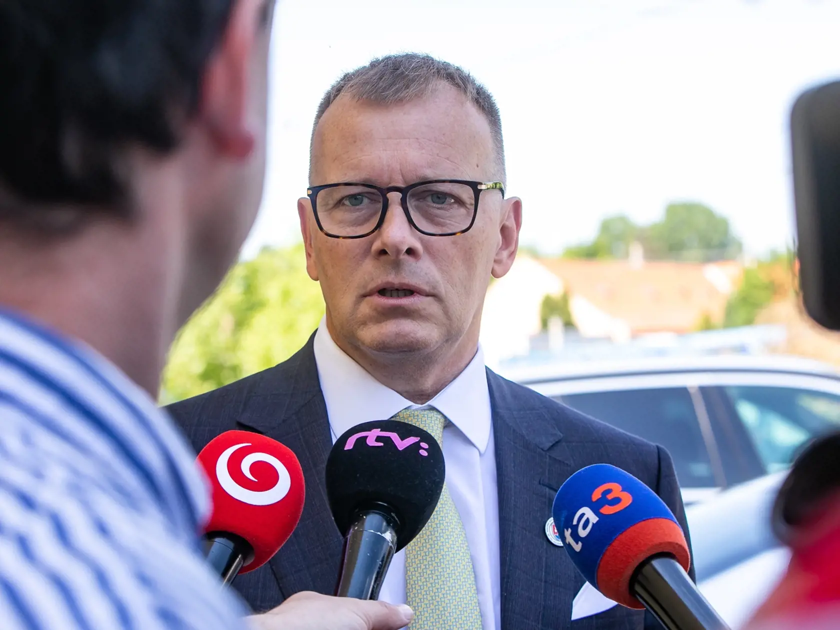 Premiér Eduard Heger (OĽANO) sa vyjadril, že v EÚ nie je záujem o produkty z Ruska. "Nemal by o takejto veci rozhodovať premiér alebo jeden minister," reagoval v relácii Kollár. "Zoberte si, že si Orbán vyrokoval to, čo chcel a nevidím dôvod, že by sme si ani my nemali vyrokovať to, čo chceme," pokračoval Kollár