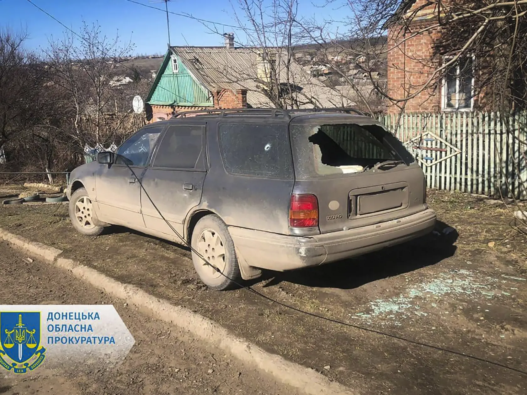 WA 24 Avdijivka - Na snímke, ktorú poskytla Donecká oblastná prokuratúra, je poškodené auto po údajnom ruskom ostreľovaní v meste Avdijivka v Doneckej oblasti na východe Ukrajiny v pondelok 13. marca 2023.  Najmenej jednu obeť si vyžiadal ruský raketový útok na školu v Avdijivke. Uviedol to v pondelok vedúci kancelárie ukrajinského prezidenta Andrij Jermak, TASR informuje podľa správy britskej stanice Sky News. FOTO TASR/AP


In this photo provided by the Donetsk Regional Prosecutor's Office, a 