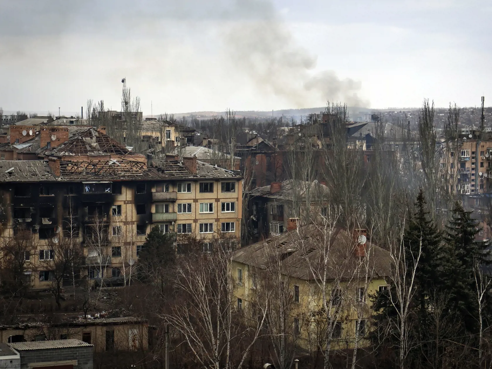 WA 2 Bachmut - Dym stúpa počas ťažkých bojov medzi ukrjainskou a ruskou armádou v meste Bachmut v Doneckej oblasti na východe Ukrajiny v stredu 15. marca 2023. FOTO TASR/AP

 A view of the town of Bakhmut, the site of the heaviest battles with the Russian troops, Donetsk region, Ukraine, Wednesday, March 15, 2023. (AP Photo/Roman Chop)