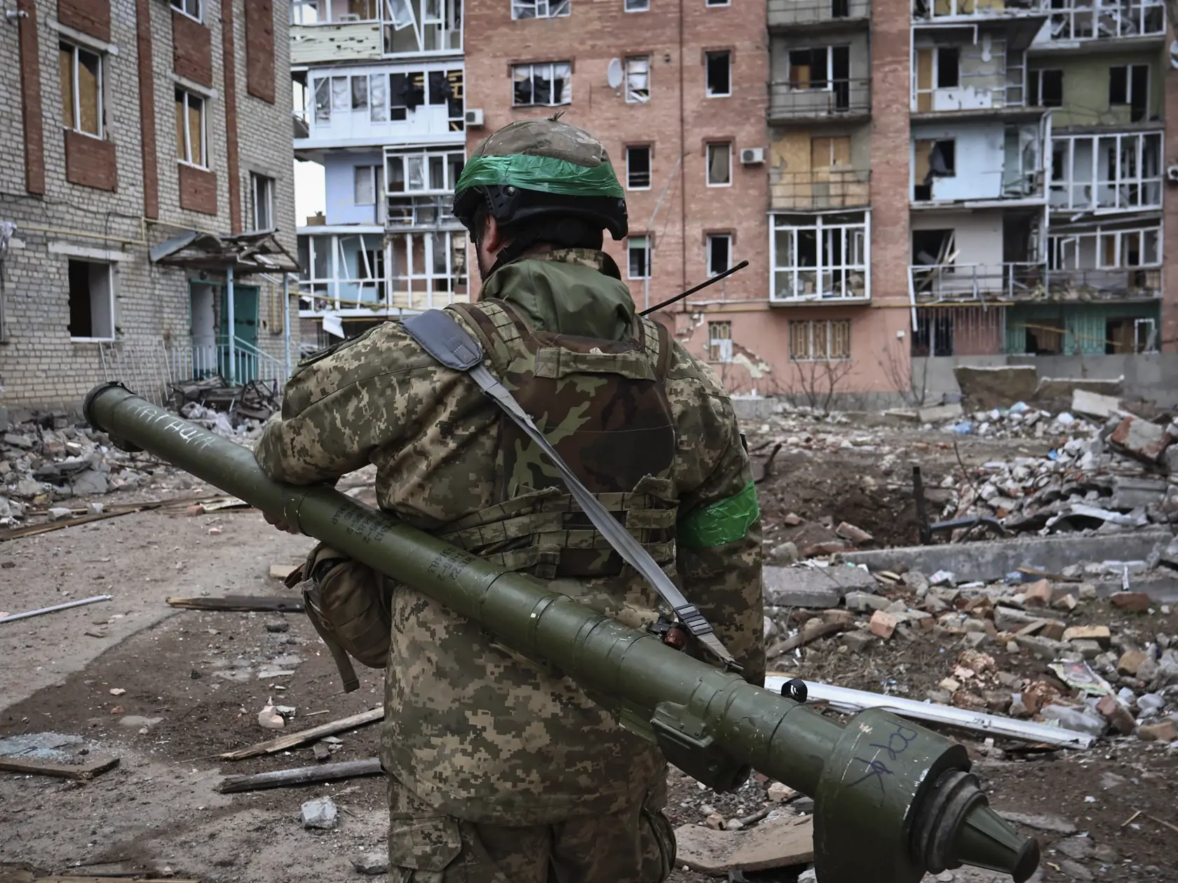 WA 58 Bachmut - Ukrajinský vojak kráča v meste Bachmut v Doneckej oblasti na východe Ukrajiny v stredu 15. marca 2023. FOTO TASR/AP

Ukrainian soldier carries a portable anti-aircraft missile system in the area of the heaviest battles with the Russian invaders in Bakhmut, Donetsk region, Ukraine, Wednesday, March 15, 2023. (AP Photo/Roman Chop)