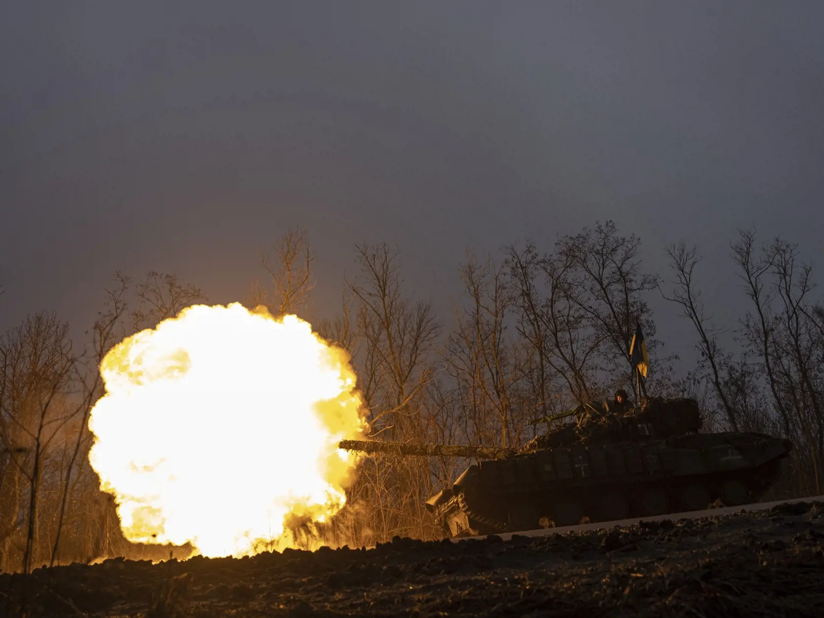 WA 15 Bachmut - Ukrajinský tank strieľa na ruské pozície na frontovej línii pri meste Bachmut v Doneckej oblasti na východe Ukrajiny v stredu 8. marca 2023. FOTO TASR/AP


A Ukrainian tank towards fires towards Russian positions at the frontline near Bakhmut, Ukraine, Wednesday, March 8, 2023. (AP Photo/Evgeniy Maloletka)