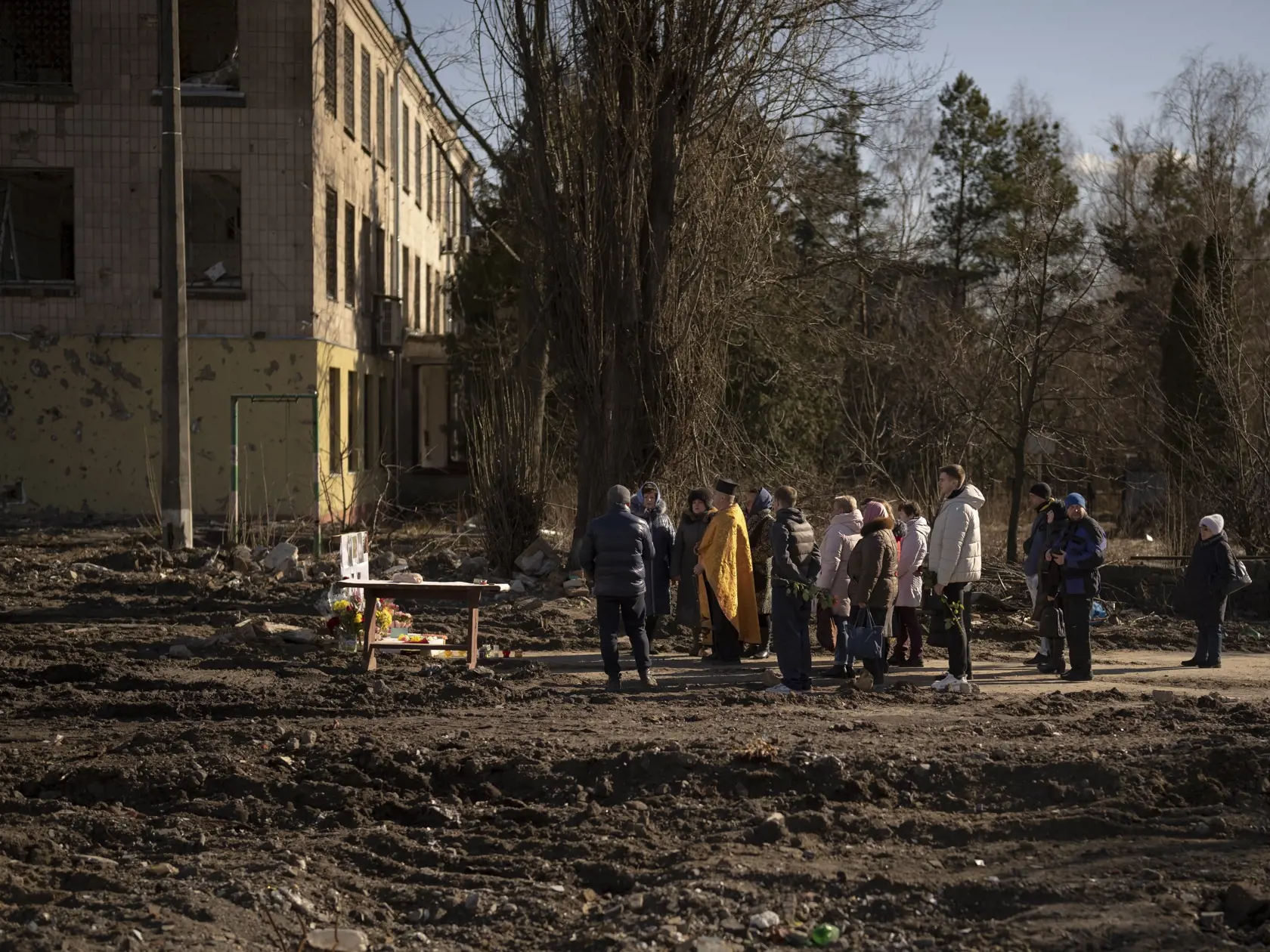 WA 37 Boroďanka - Kňaz slúži bohoslužbu na pamiatku obetí na mieste budovy, ktorú silno poškodil nálet a bola pred rokom zbúraná v ukrajinskom meste Boroďanka severozápadne od Kyjeva vo štvrtok 2. marca 2023.   Kyjev tvrdí, že počas vlaňajšieho neúspešného pokusu ruského prezidenta Vladimira Putina o rýchle dobytie ukrajinskej metropoly zahynulo viac ako 1300 miestnych obyvateľov.
      Ukrajinským silám sa potom podarilo zatlačiť ruské jednotky nazad k hraniciam. V Kyjevskej oblasti je od ruské