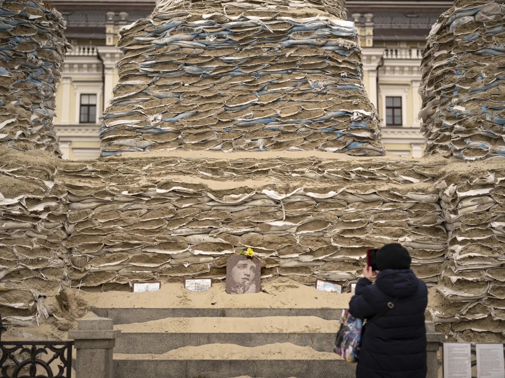WA 7 Kyjev - Žena fotografuje sochu kňažnej Oľgy Kyjevskej, ktorá je chránená vrecami s pieskom, aby sa zabránilo jej poškodeniu pri prípadnom ostreľovaní v Kyjeve v piatok 3. marca 2023. FOTO TASR/AP 


A woman takes pictures of the statue of Grand Princess Olga of Kyiv, covered in sandbags to avoid damage from potential shelling, in Kyiv, Ukraine, Friday, March 3, 2023. (AP Photo/Vadim Ghirda)