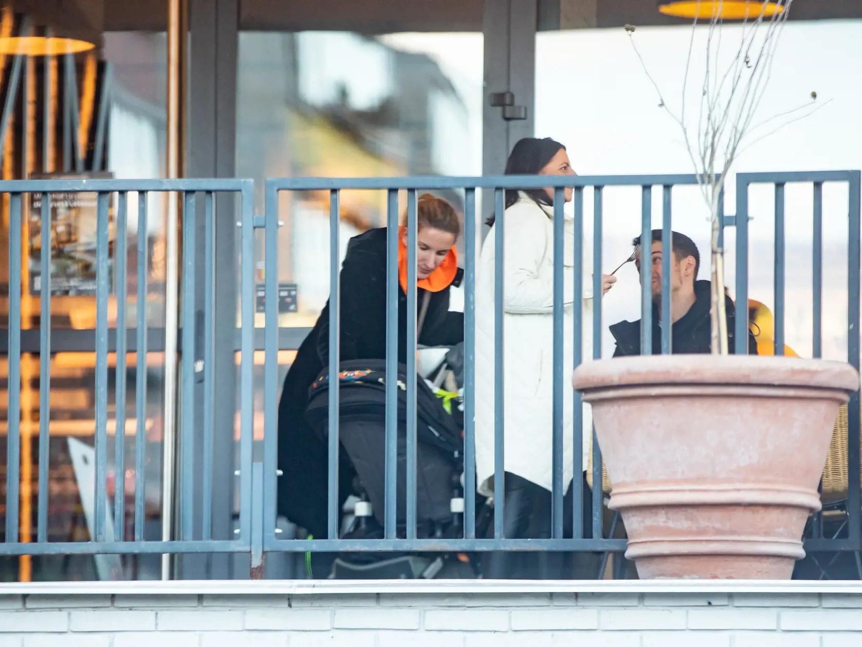 Deň po prevalení životnej novinky u Vinczeovcov sa nám manželov podarilo zachytiť, ako si vychutnávajú obed v známej reštaurácii neďaleko ich bydliska. A nechýbalo ani ich malé dieťatko. Na snímke je Viktor Vincze a Adela Vinczeová.