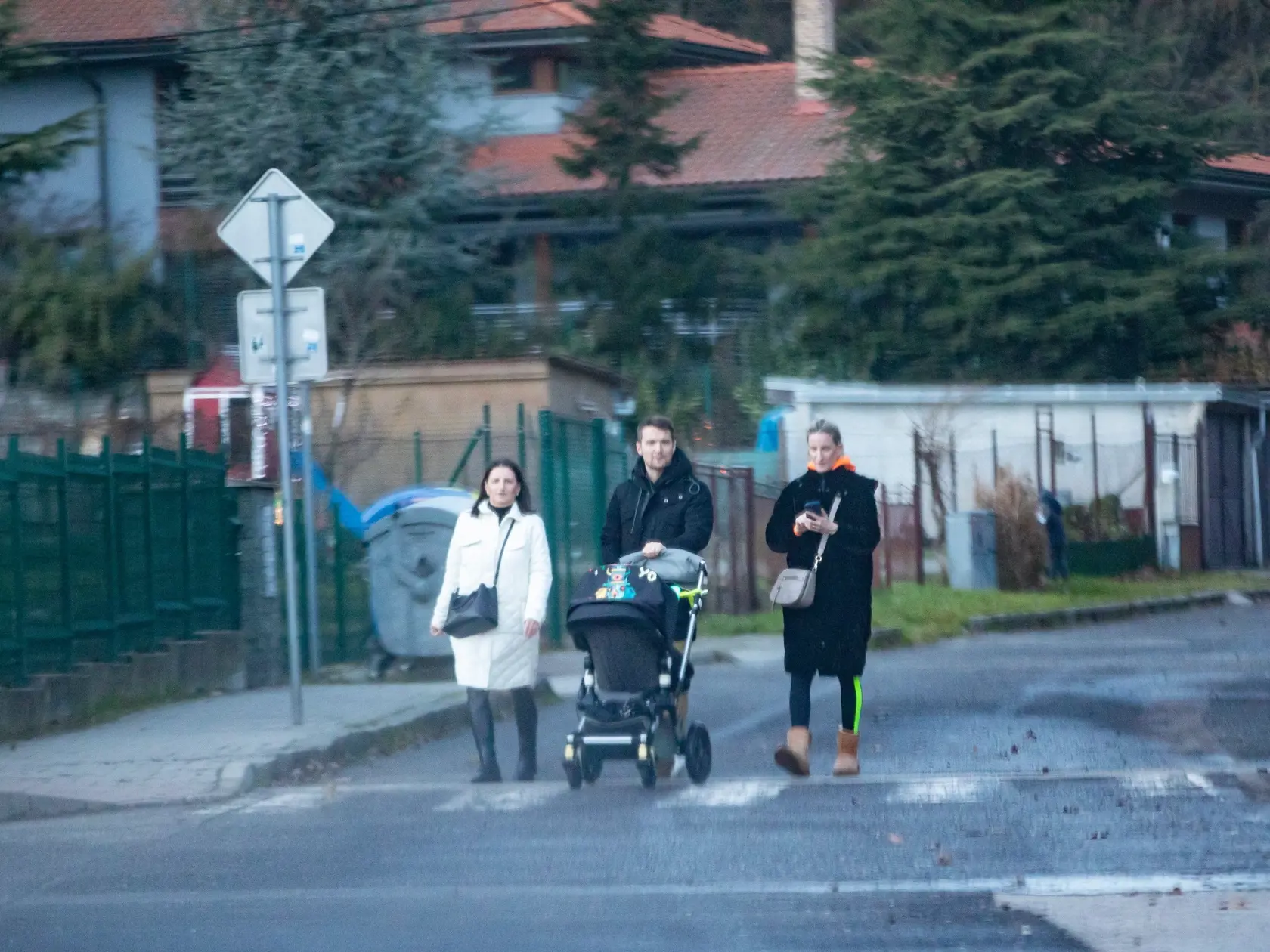 Manželia sa po obede vybrali na prechádzku do okolia neďaleko ich domu. Na snímke sú Adela Vinczeová, Viktor Vincze a ich adoptované dieťa.

