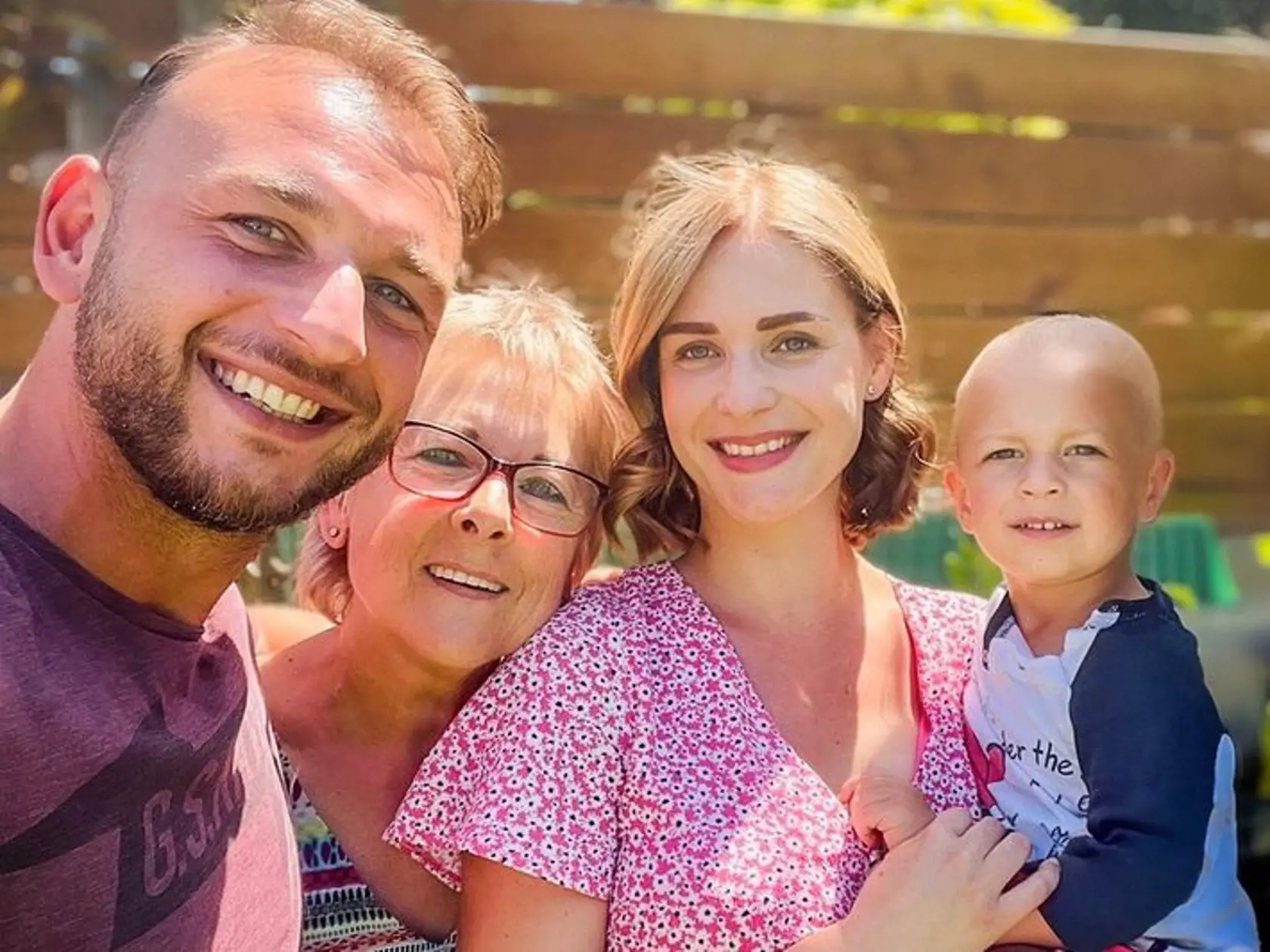 „Priveľa ľudí si až príliš neskoro uvedomí, aký poklad malo vo svojej mame. Neraz až vtedy, keď jej tu niet. Zrazu by sme jej veľmi chceli povedať, čo k nej cítime, ako sme jej vďační za všetko, čo pre nás v živote urobila - ale už nie je komu. Ostala len fotka v poličke a tichá spomienka. A tak využime aj dnešný vzácny sviatok na to, aby sme to všetkým mamám povedali tu a teraz. Ďakujeme, že ste, ďakujeme, že vďaka Vám sme my,“ napísal minister.