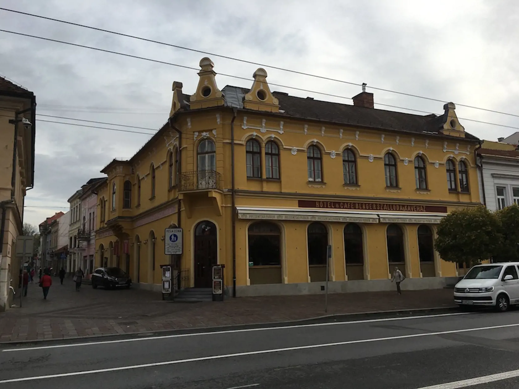 Berger dnes. Prešov bol už v stredoveku známy svojimi vínnymi pivnicami, ktoré v niektorých domoch boli aj trojpodlažné. Dovážalo sa do nich víno najmä z Tokaja. V roku 1854 fungovala v Prešove vináreň pod mestským domom aj vínna krčma. V závere 19. storočia, okolo roku 1870, vznikla jedna z najlepších kaviarní horného Uhorska - Kaviareň Berger.