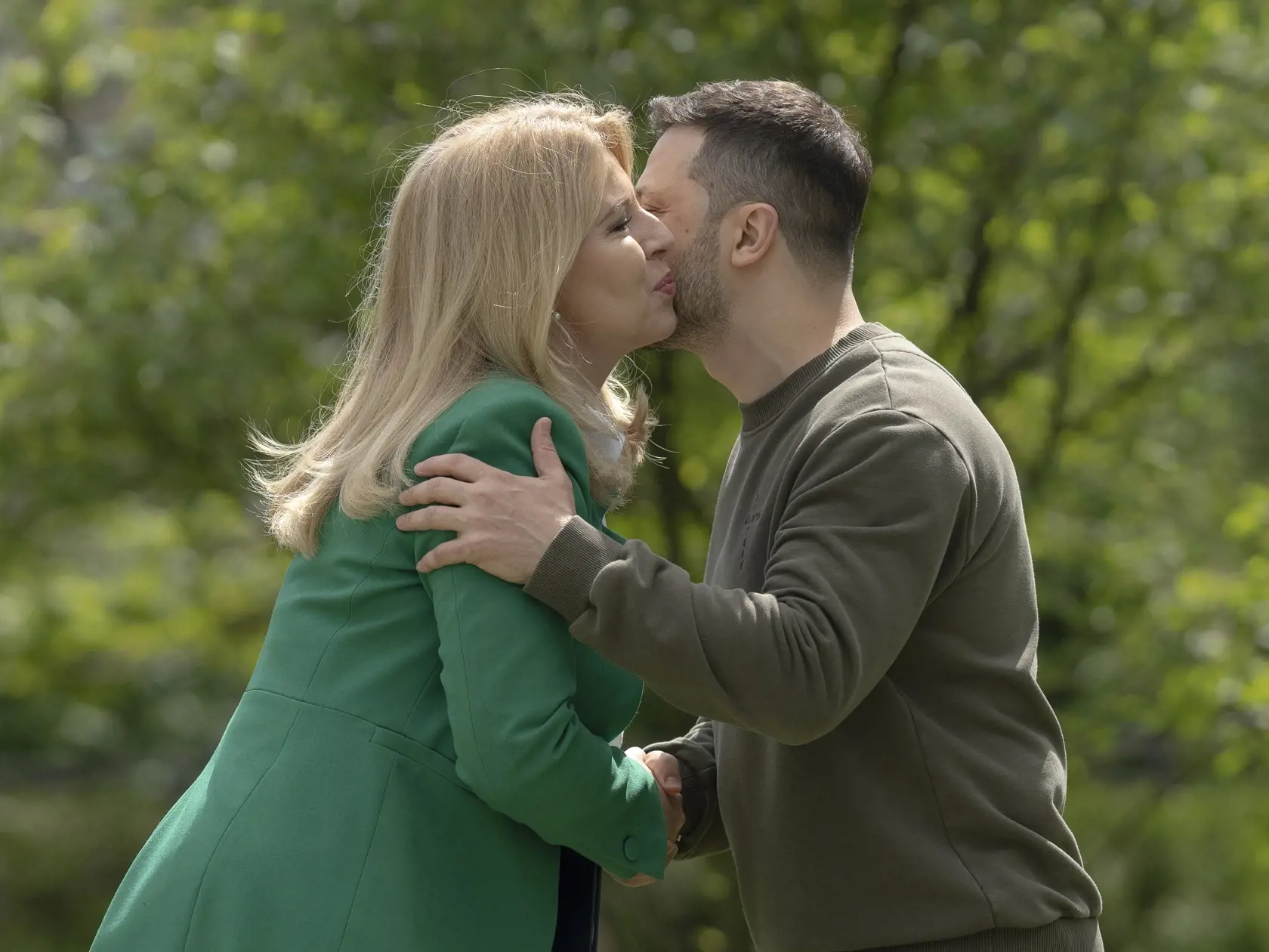 KK40 Kyjev - Slovenská prezidentka Zuzana Čaputová a ukrajinský prezident Volodymyr Zelenskyj si podávajú ruky po tlačovej konferencie v Kyjeve 10. mája 2024. Prezidentka SR Zuzana Čaputová v piatok ráno pricestovala do Kyjeva na rozlúčkovú návštevu Ukrajiny. FOTO TASR/AP
Slovakia's President Zuzana Caputova and Ukraine's President Volodymyr Zelenskyy shake hands at a joint news conference in Kyiv, Ukraine, Friday, May 10, 2024. (AP Photo/Andrew Kravchenko)