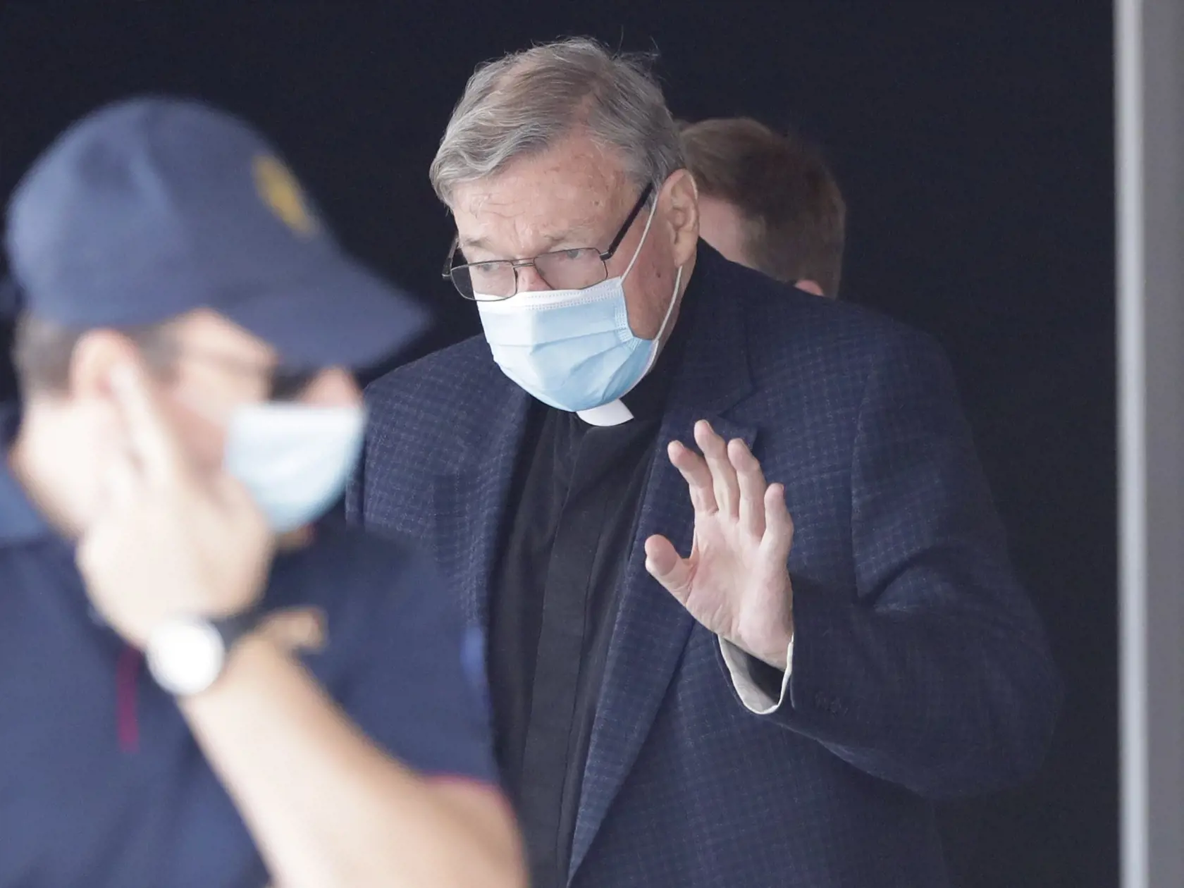 JB 7 Rím - Austrálsky kardinál George Pell máva počas jeho príchodu na Rímske medzinárodné letisko Fiumicino neďaleko Ríma 30. septembra 2020. Pell v roku 2017 odišiel z Vatikánu, aby sa vo svojej rodnej Austrálii postavil pred súd pre obvinenia z pohlavného zneužívania detí. Od týchto obvinení bol nakoniec oslobodený 7. apríla. Tím expertov Rady Európy začína v stredu vo Vatikáne svoju misiu, ktorej cieľom je overiť súlad vatikánskych štandardov boja proti praniu špinavých peňazí a medzinárodný
