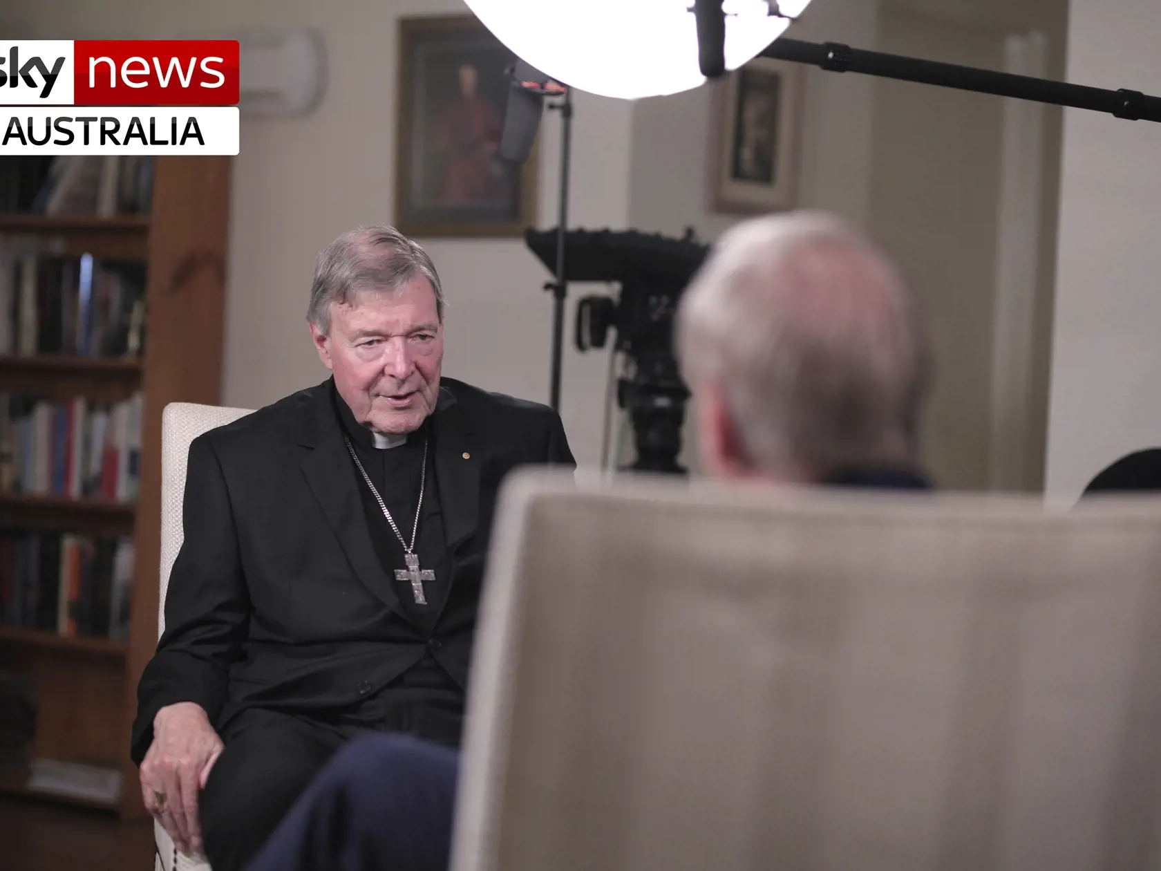 JB 18 Sydney - Na snímke z 10. apríla 2020 austrálsky kardinál George Pell (vľavo) počas interview v Sydney po jeho prepustení z väzenia po tom, ako Austrálsky najvyšší súd ho zbavil obvinení z pohlavného zneužívania detí. Pell, ktorého najvyšší súd 7. apríla zbavil obvinení z pohlavného zneužívania detí, vyhlásil, že z neho urobili "obetného baránka" za zločiny ostatných. Kardinál vo svojom prvom rozhovore po zbavení obvinení hovoril o existencii "kultúrnej vojny" proti ľuďom ako on.