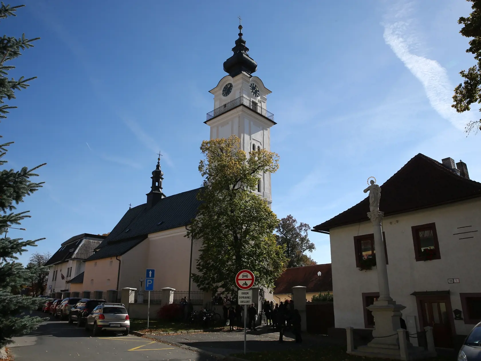 Posledná rozlúčka s nadanou študentkou Broňou. V sobotu (8.10.) sa rozlúčili rodiny Mareka a Brone so svojími milovanými deťmi, vnúčatami, a súrodencami. Ich mladé životy vyhasli vinou opitého vodiča.
