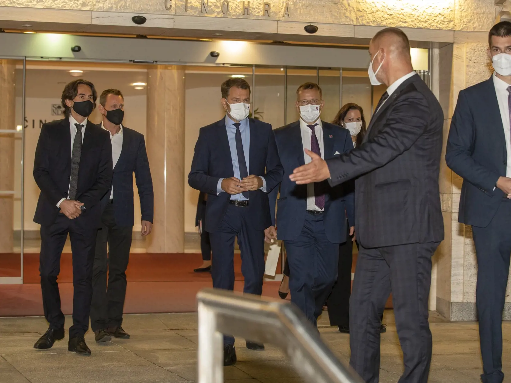 Boris Kollár a Igor Matovič odchádzajú z divedeľného predstavenie činohry SND.
Na snímke minister finacií Igor Matovič  a Boris Kollár.
Politici sa zdžali v divadle do 23:13 hod.