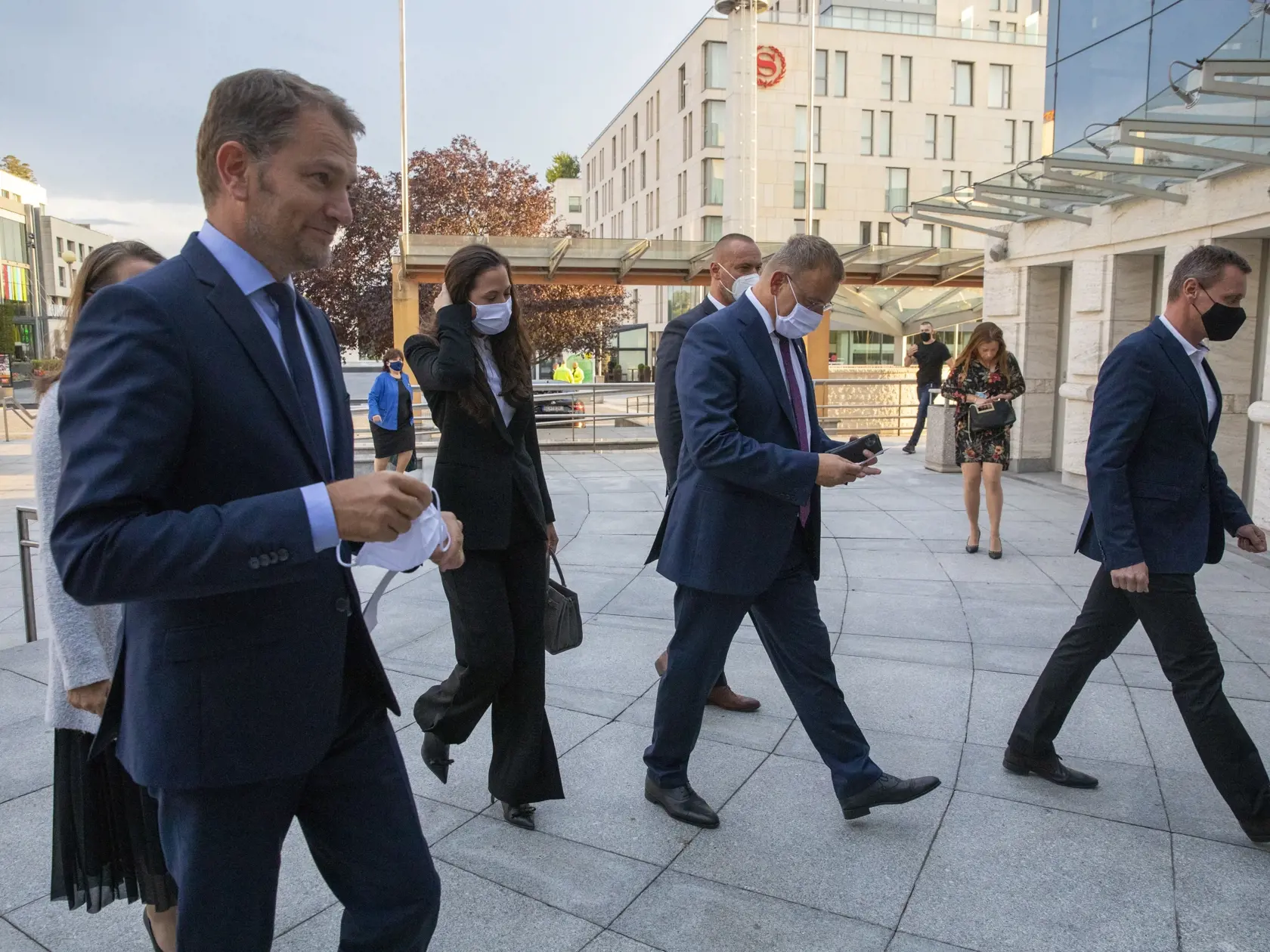 Boris Kollár a Igor Matovič prichádzajú na divedeľneé predstavenie do činohry SND.
Na snímke minister finacií Igor Matovič s manželkou a Boris Kollár