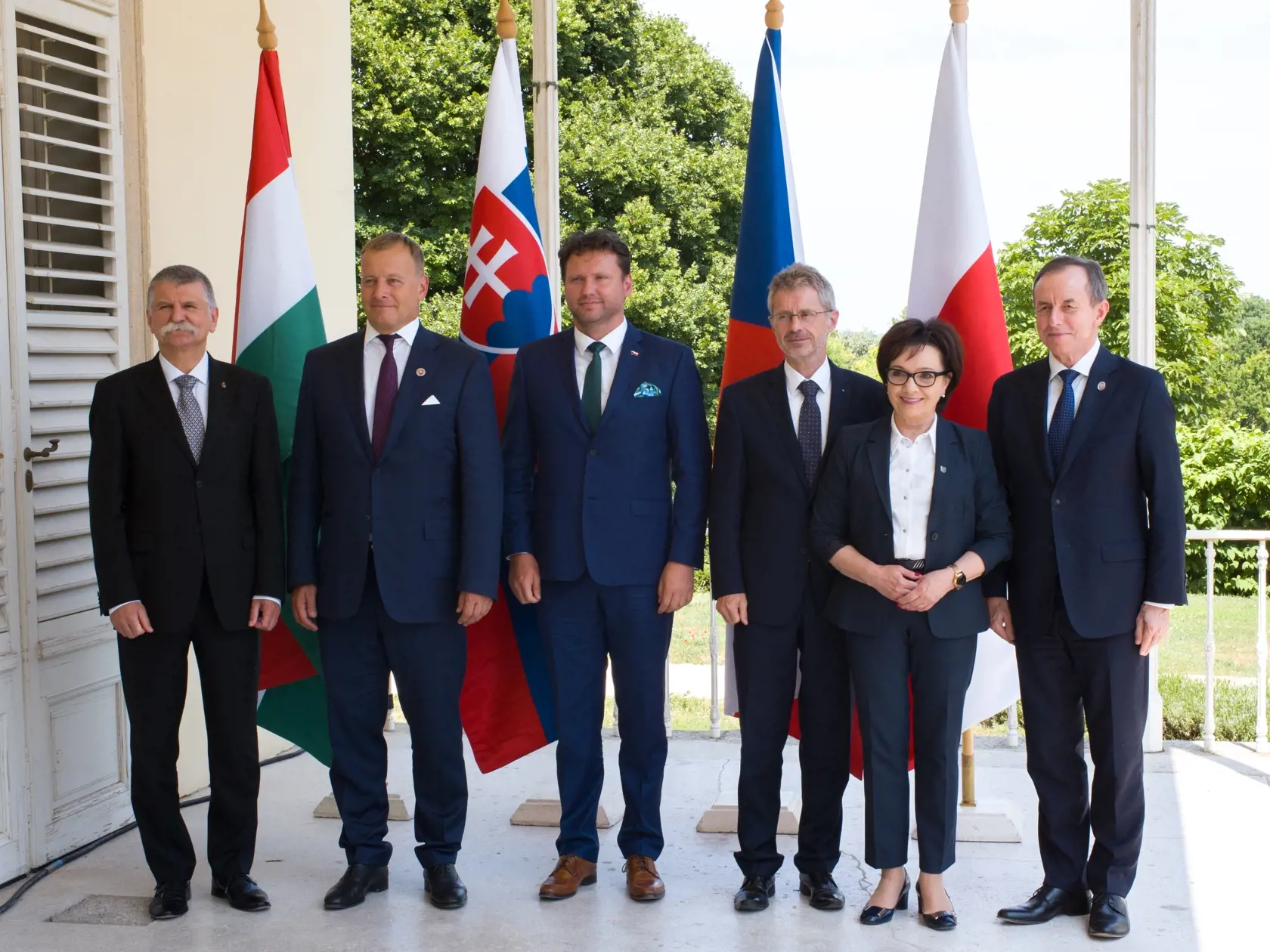 Predseda NR SR Boris Kollár pricestoval v piatok 16. júla 2021 na stretnutie predsedov parlamentov krajín Vyšehradskej štvorky (V4), ktoré sa koná v areáli Károyliho kaštieľa v maďarskej obci Fehérvárcsurgó v Stoličnobelehradskej župe. Na snímke zľava predseda maďarského parlamentu László Kövér, predseda Národnej rady Slovenskej republiky Boris Kollár, predseda Poslaneckej snemovne Parlamentu Českej republiky Radek Vondráček, predseda Senátu Parlamentu Českej republiky Miloš Vystrčil, predsedníč