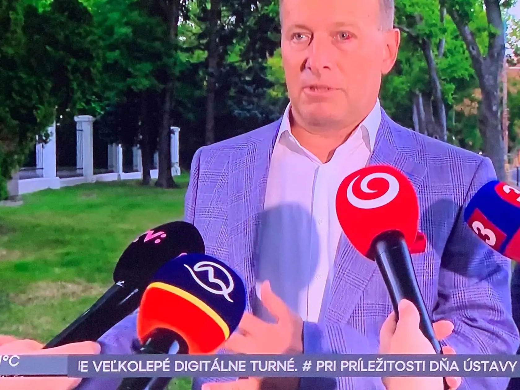 Boris Kollár exkluzívne pre denník Plus JEDEN DEŇ prezradil, čo je za jeho sčervenaným okom: "Vysoký tlak a z toho mám prasknuté cievky. Konzultoval som to s lekárom a teraz musím sedem dní merať tlak ráno a večer a potom nastavia liečbu po vyšetrení."